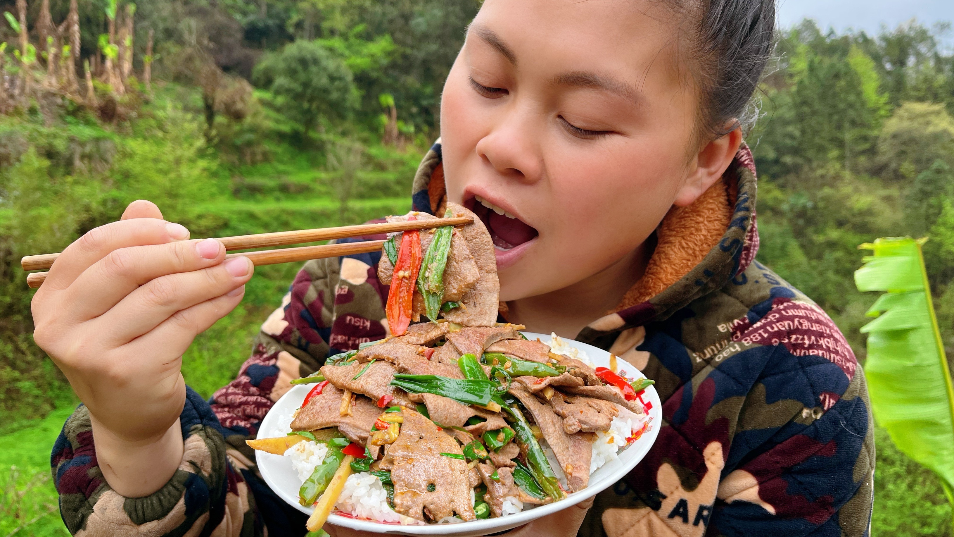 春季风大雨大,今天做个爆辣猪肝,加上辣椒和生菜一人吃了一大盘