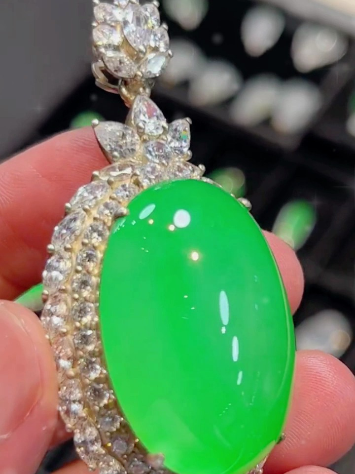 翠绿高级蛋面,散发着芙蓉般的灵气,它呈现出翡翠最本真的模样