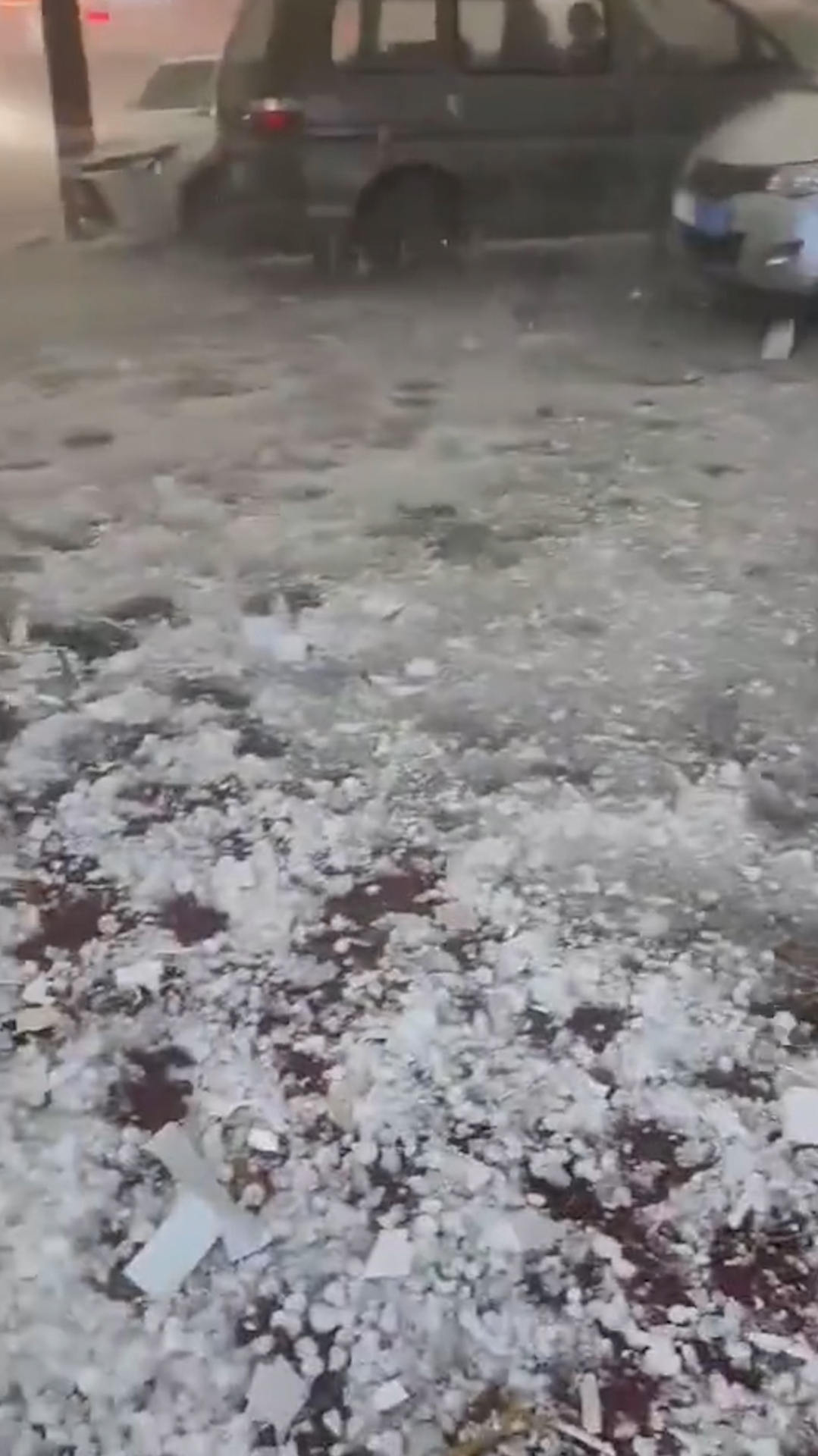 浙江多地突降冰雹:冰粒密集砸地弹射乱飞 冰球如鸡蛋大砸碎车窗