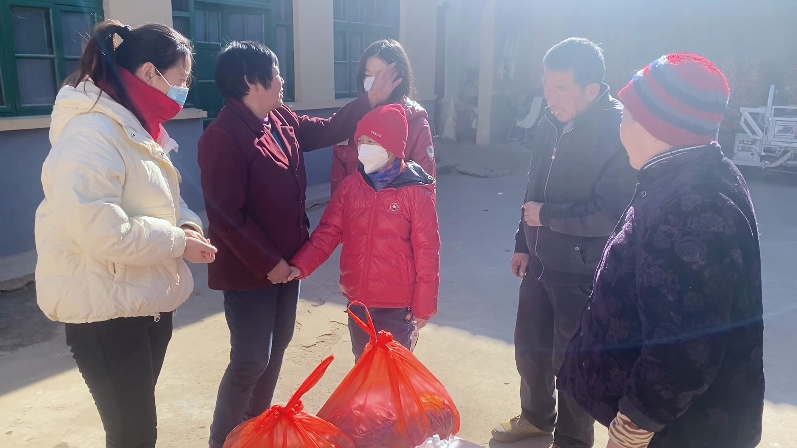 婆婆今天生日,小丽鸡鸭鱼肉都备齐全,奶奶一旁笑得合不拢嘴