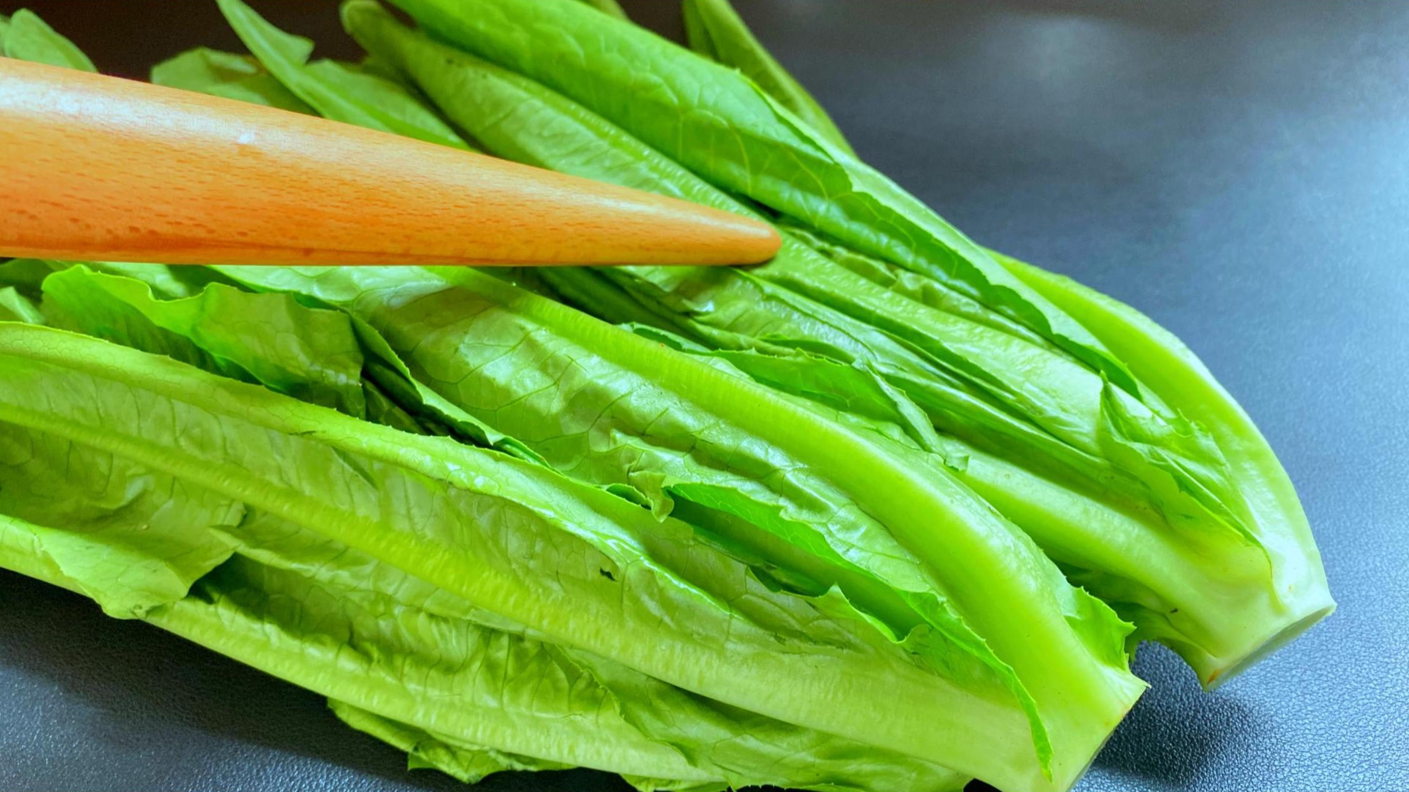 油麦菜不要炒着吃了，教你一个特色做法，鲜甜脆爽，超好吃