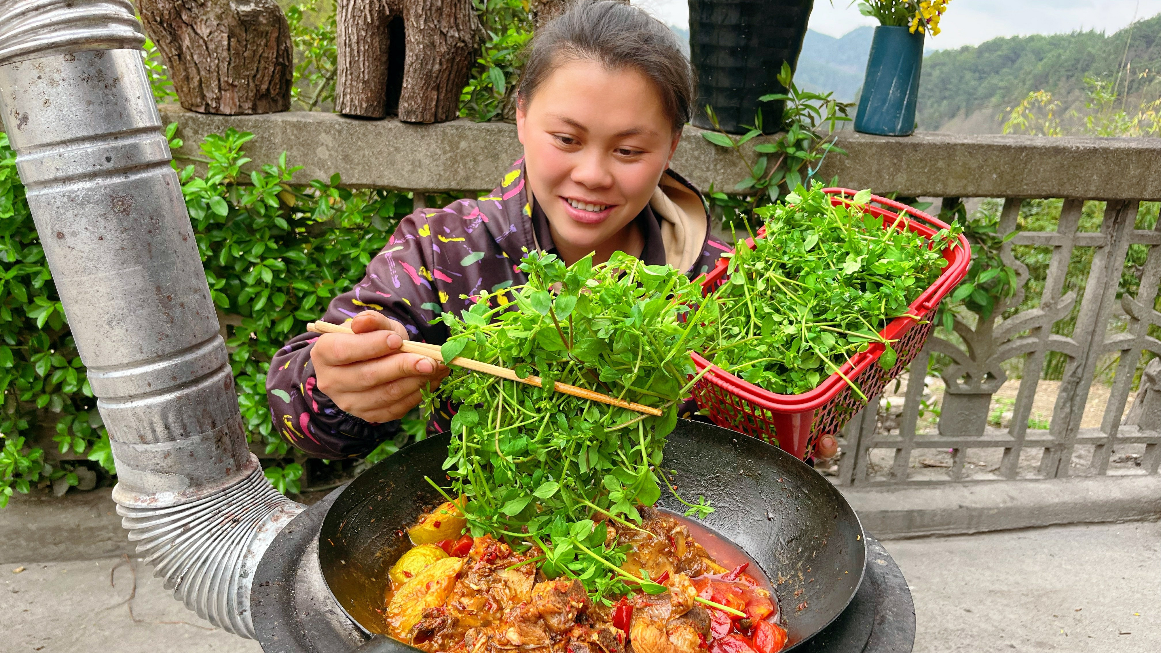 今天摘了一篮子野菜，再炖一锅酸辣大骨头，配上瓜和萝卜直接吃饱