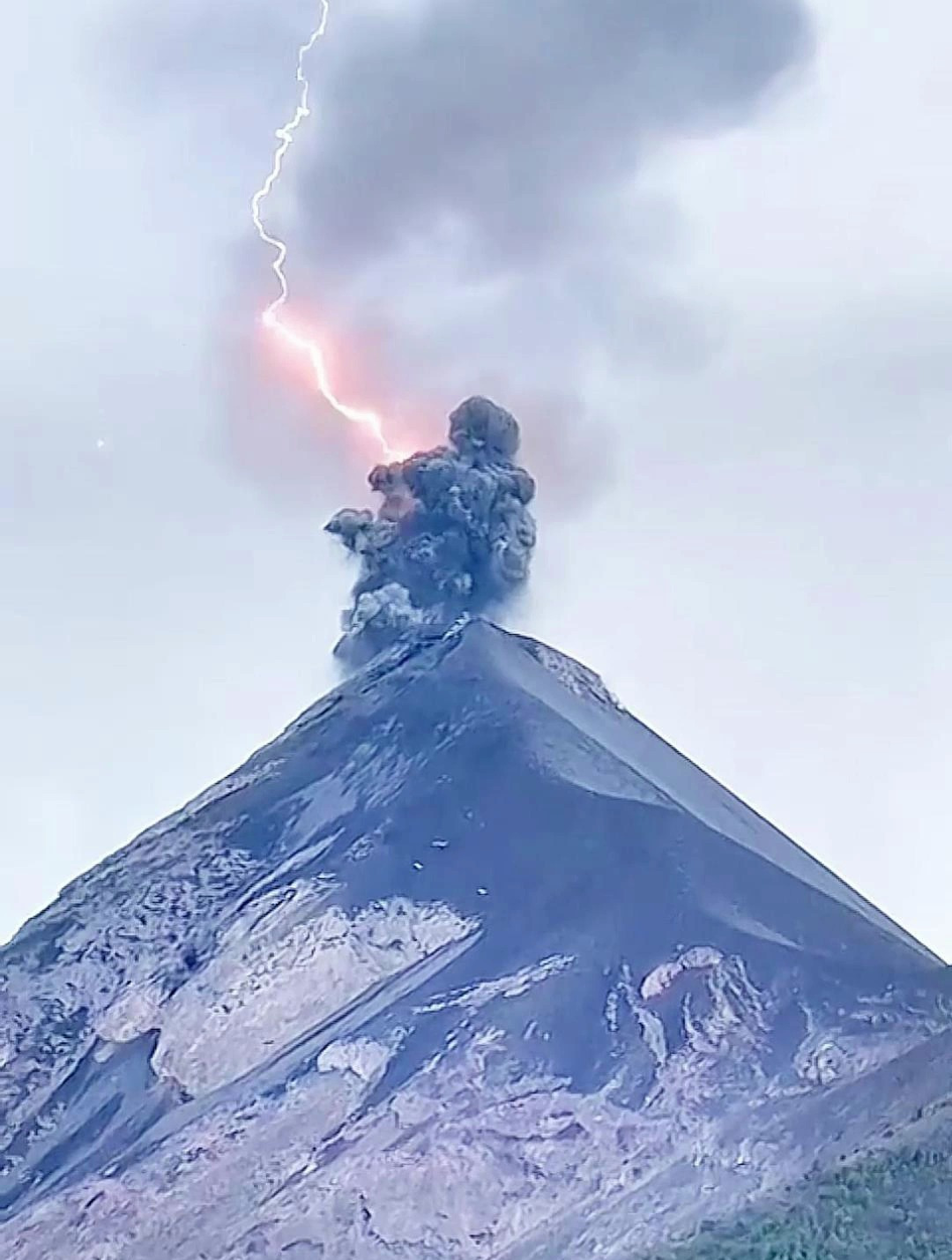 美国阿卡特南戈火山爆发魔性闪电这是大自然的警告吗