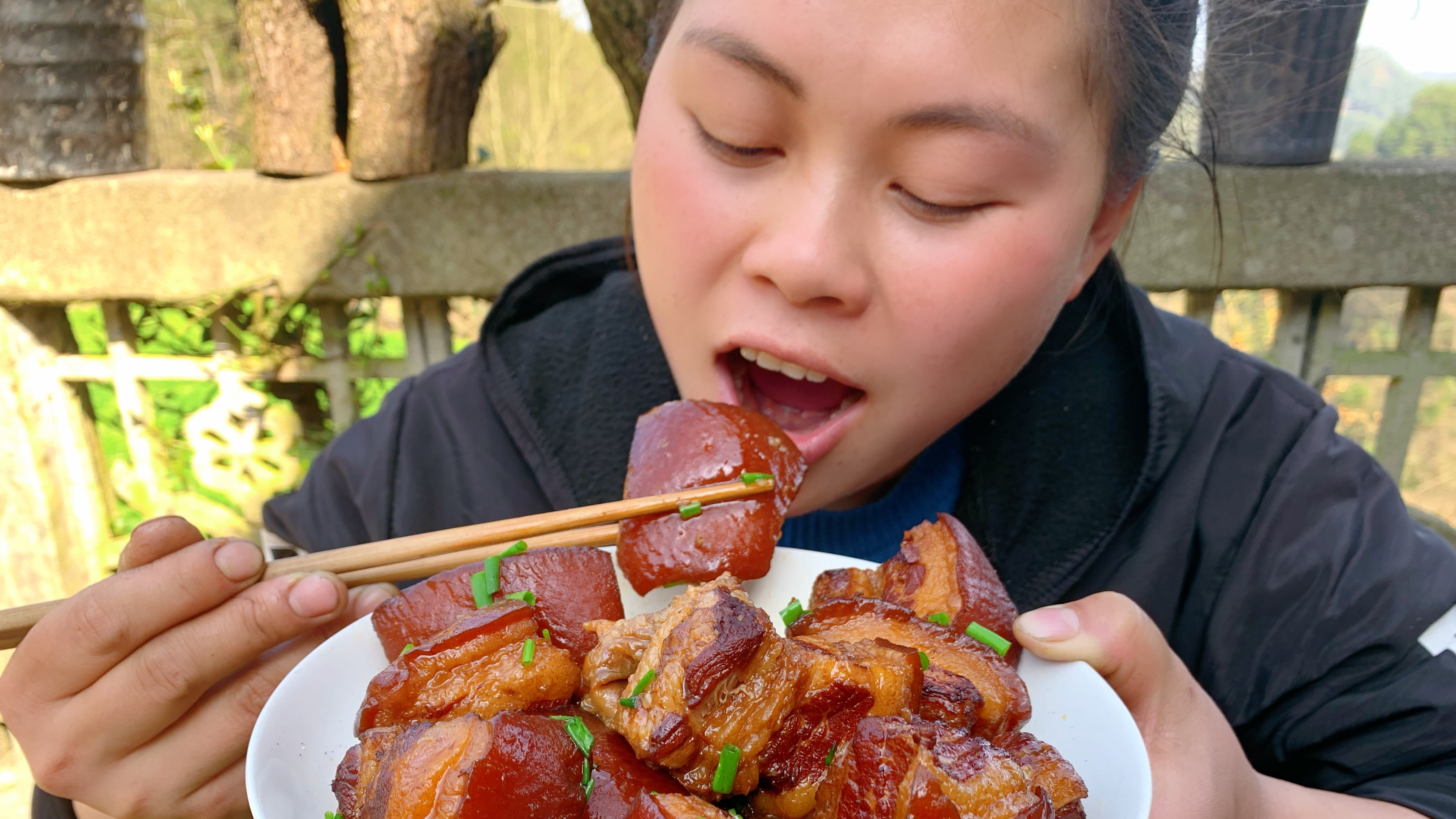 晴天来了,买块五花肉做红烧肉,配上菜苔一口一坨肉吃得满嘴油