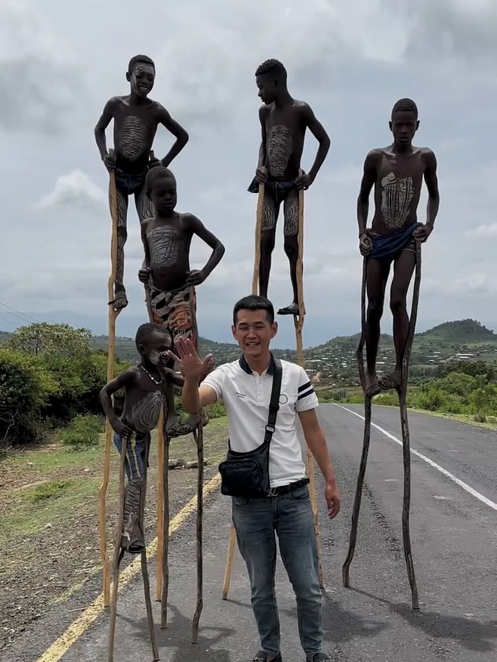 非洲原始部落斑马族的小孩踩高跷