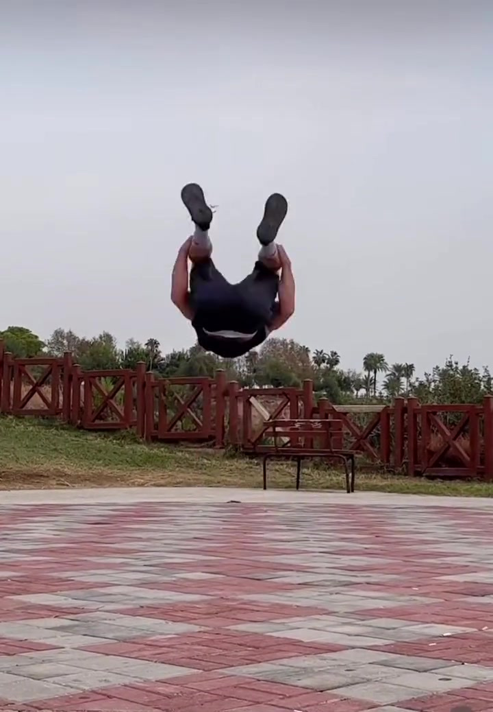 你看这不带手的后空怎么样跃星极枫 tricking 空翻特技 跑酷 空翻