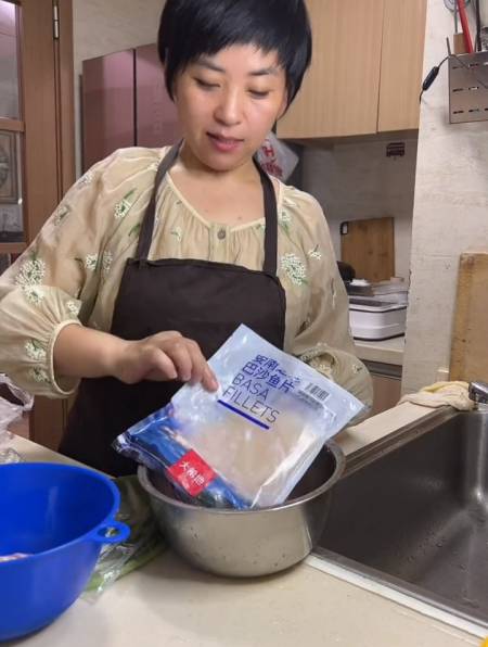 2022-08-161小圆圆kk1678粉丝  关注小伙不小心摔碎一个赝品,老板竟要