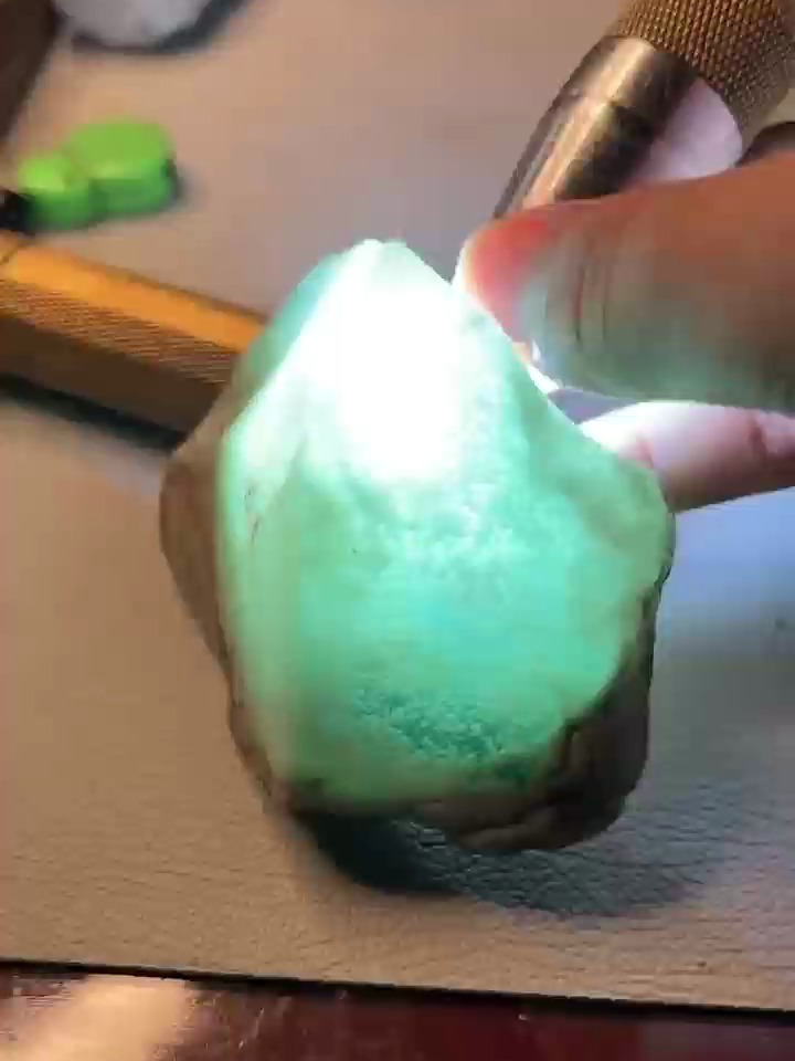 莫西沙冰绿底色翡翠通透无瑕