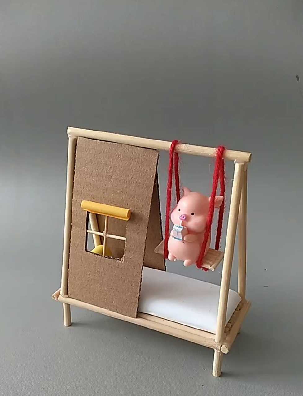 宝贝们,动手用废纸板做秋千床吧!