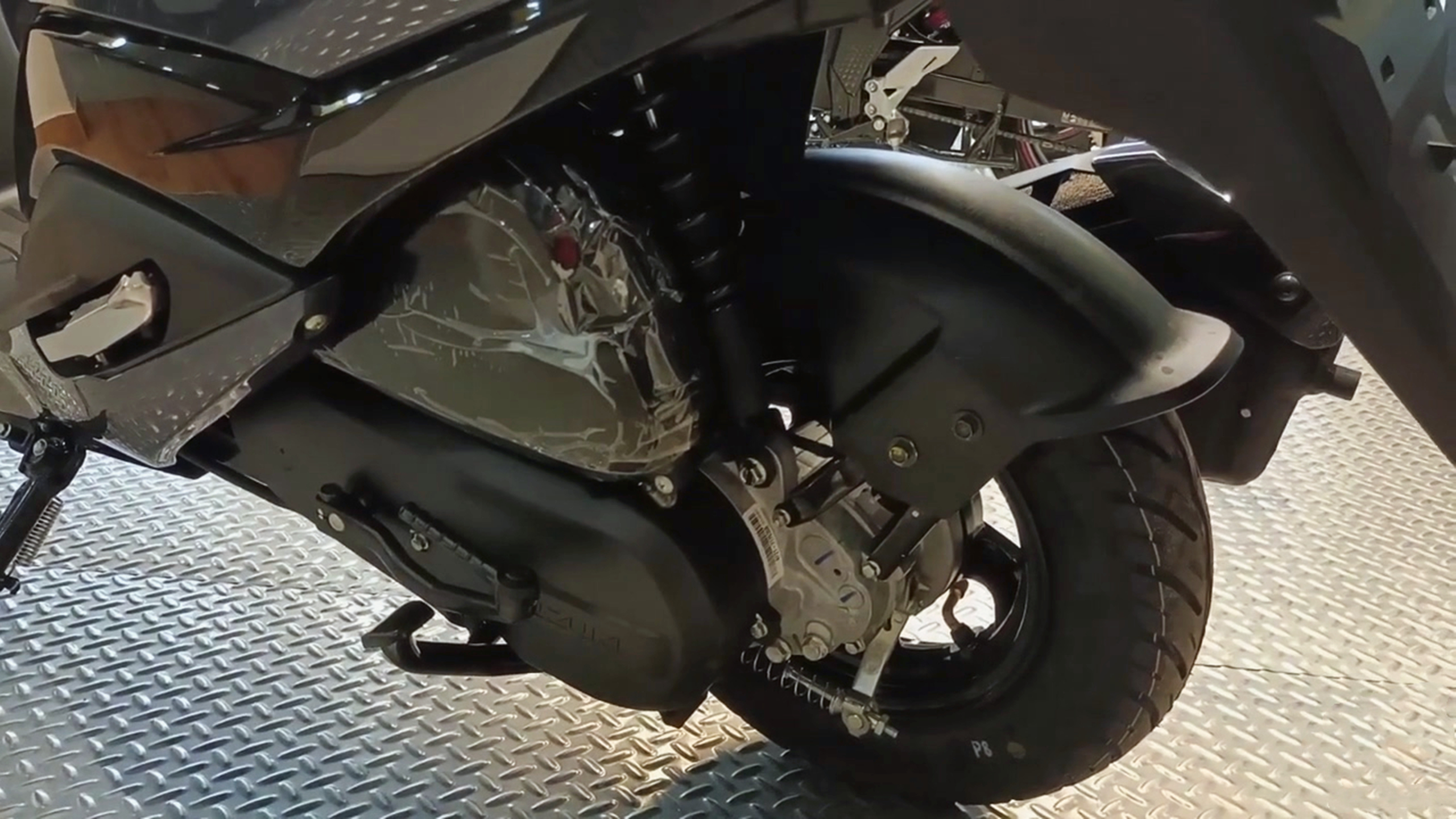 铃木汉堡人125踏板车,售7850元,高颜值配CBS,和UY125比比如何