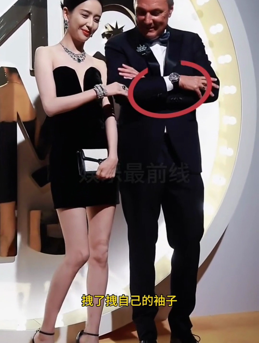 注意看,佟丽娅被金主牵手搂腰,佟丽娅后退的动作你看懂了吗?