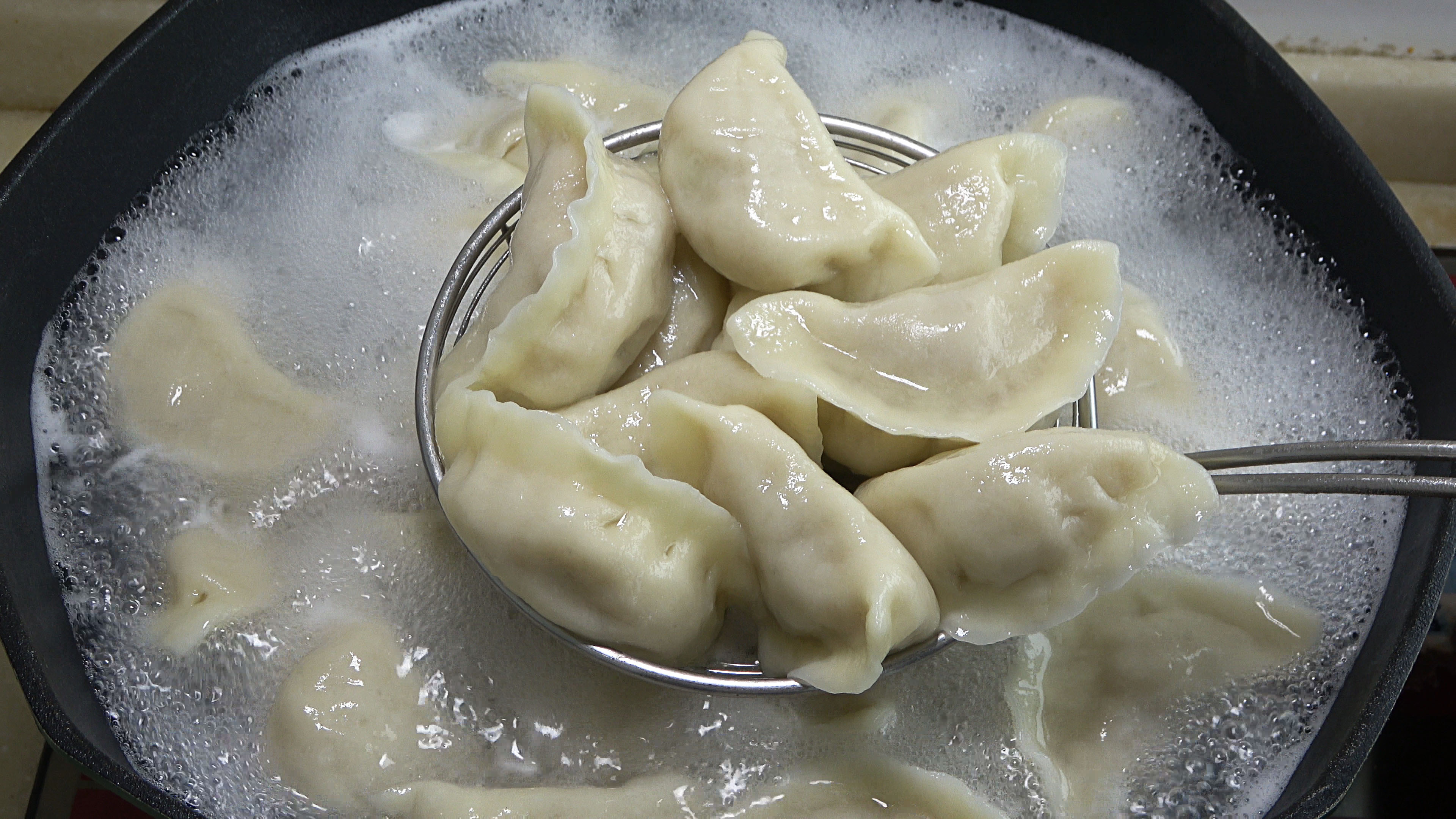 今天用莲藕做了饺子,出锅没想到这么好吃,不吃撑都不想放筷子