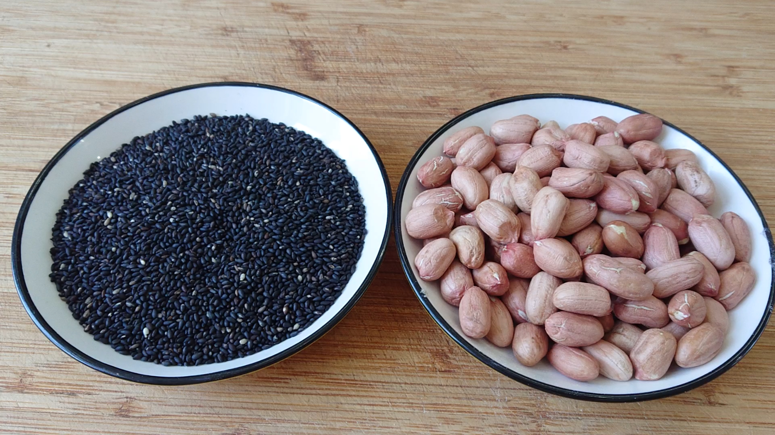 80岁奶奶吃了30年黑芝麻花生养生做法,头发黑气色好,越吃越精神