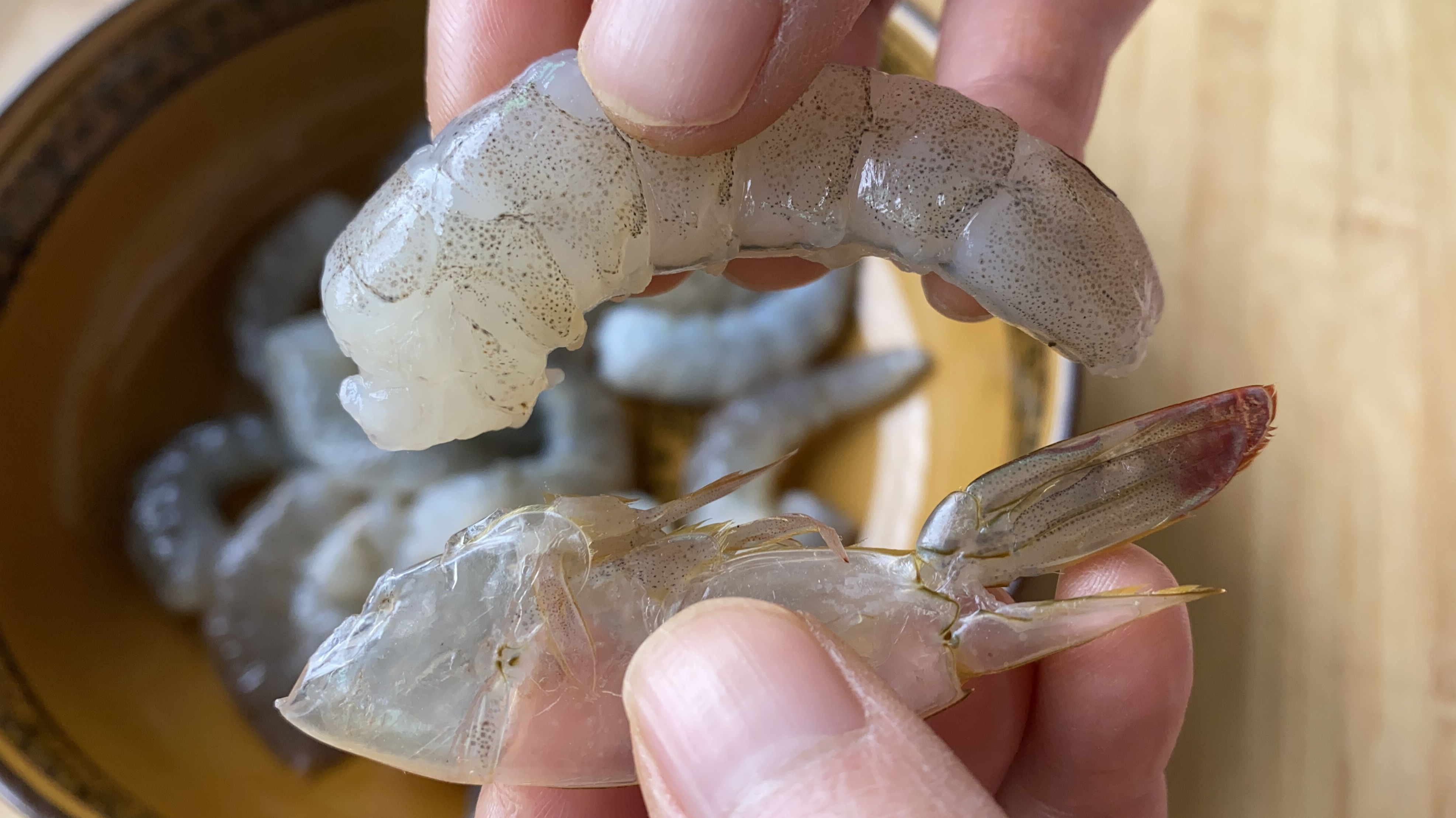 原来剥虾仁这么简单，学会这个小技巧，虾壳轻松完整脱落，太棒了