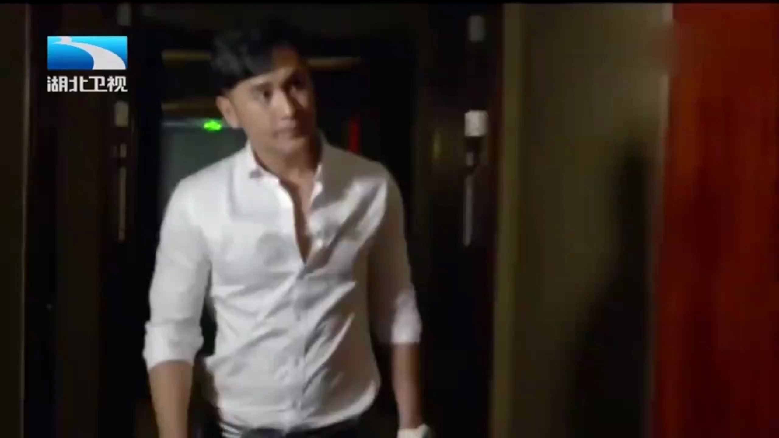 钟丽缇为了完成张伦硕的人鱼梦想,两人水下接吻,画面太美|综艺