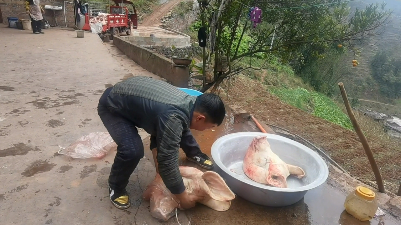 农村人的老传统方式腌腊肉,虽然有点老土,味道非常正宗的