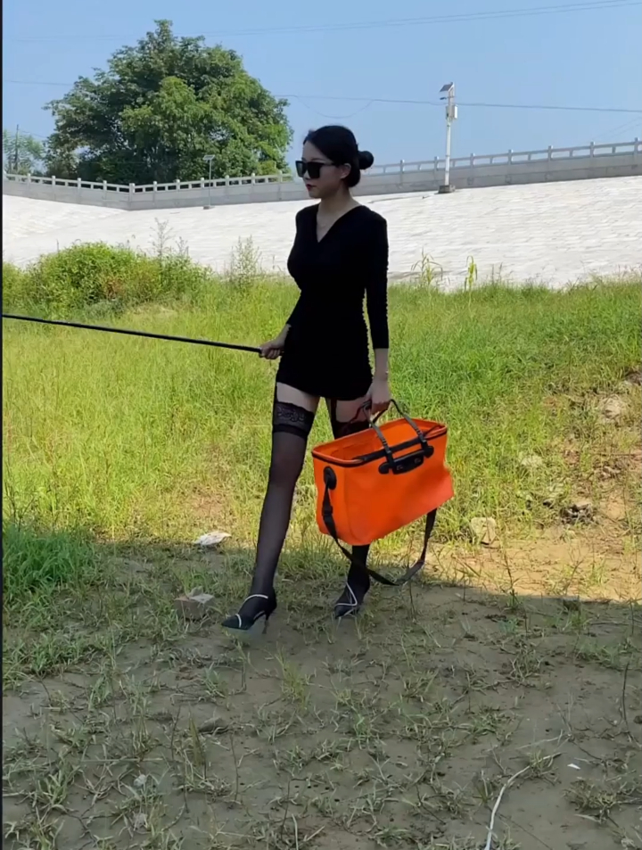 女钓手这黑丝女娃子钓鱼有点东西