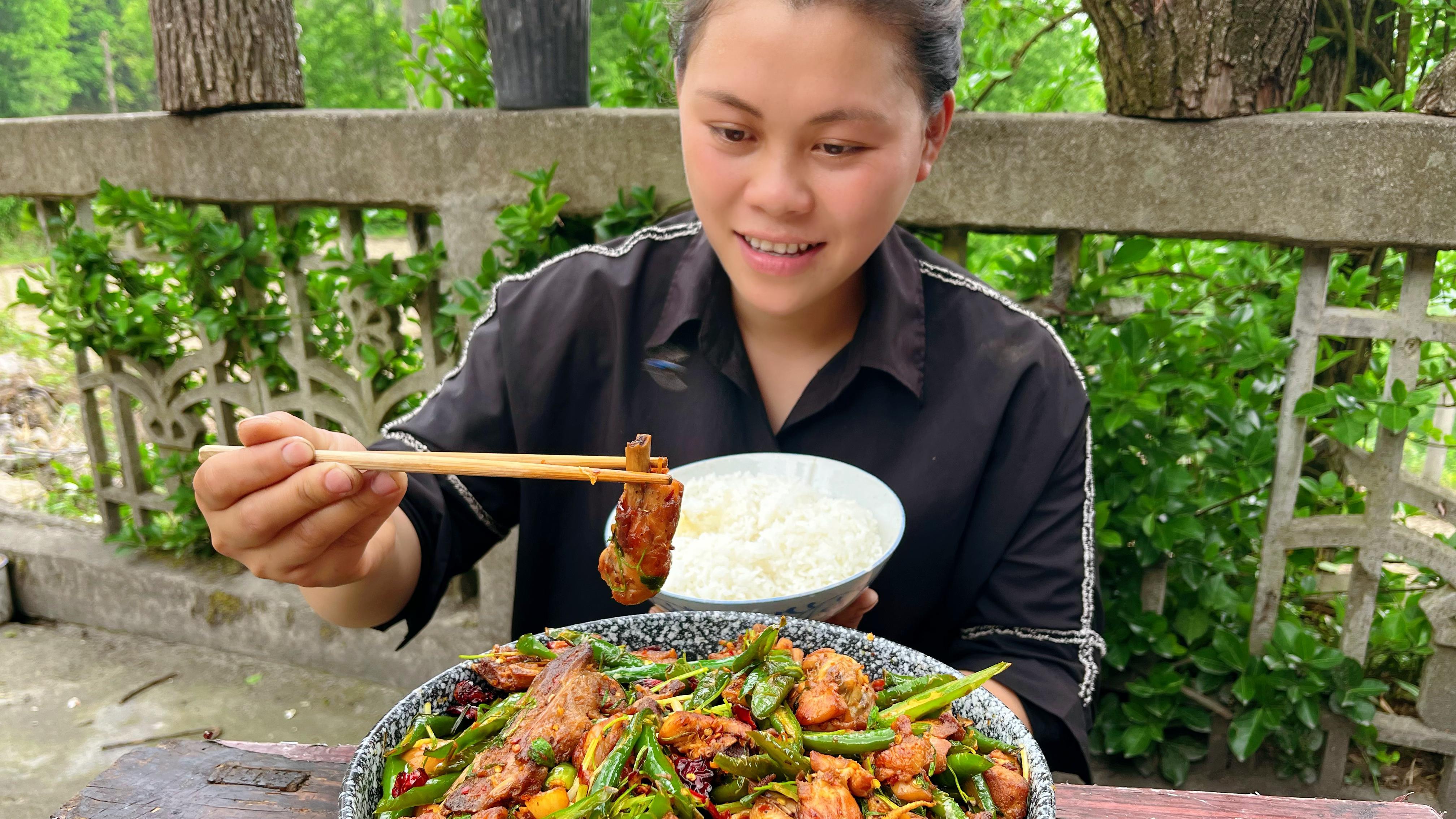 今天拿几个鸡腿来炒肉,加了一堆辣椒,干活累又饿比男人吃得多
