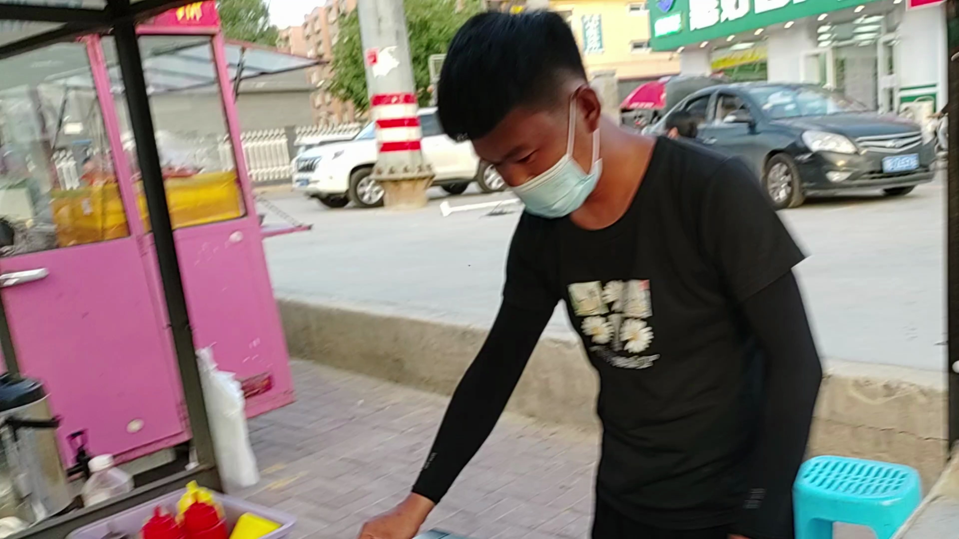 不知道什么原因卖铁板鱿鱼大姐心情不是很好