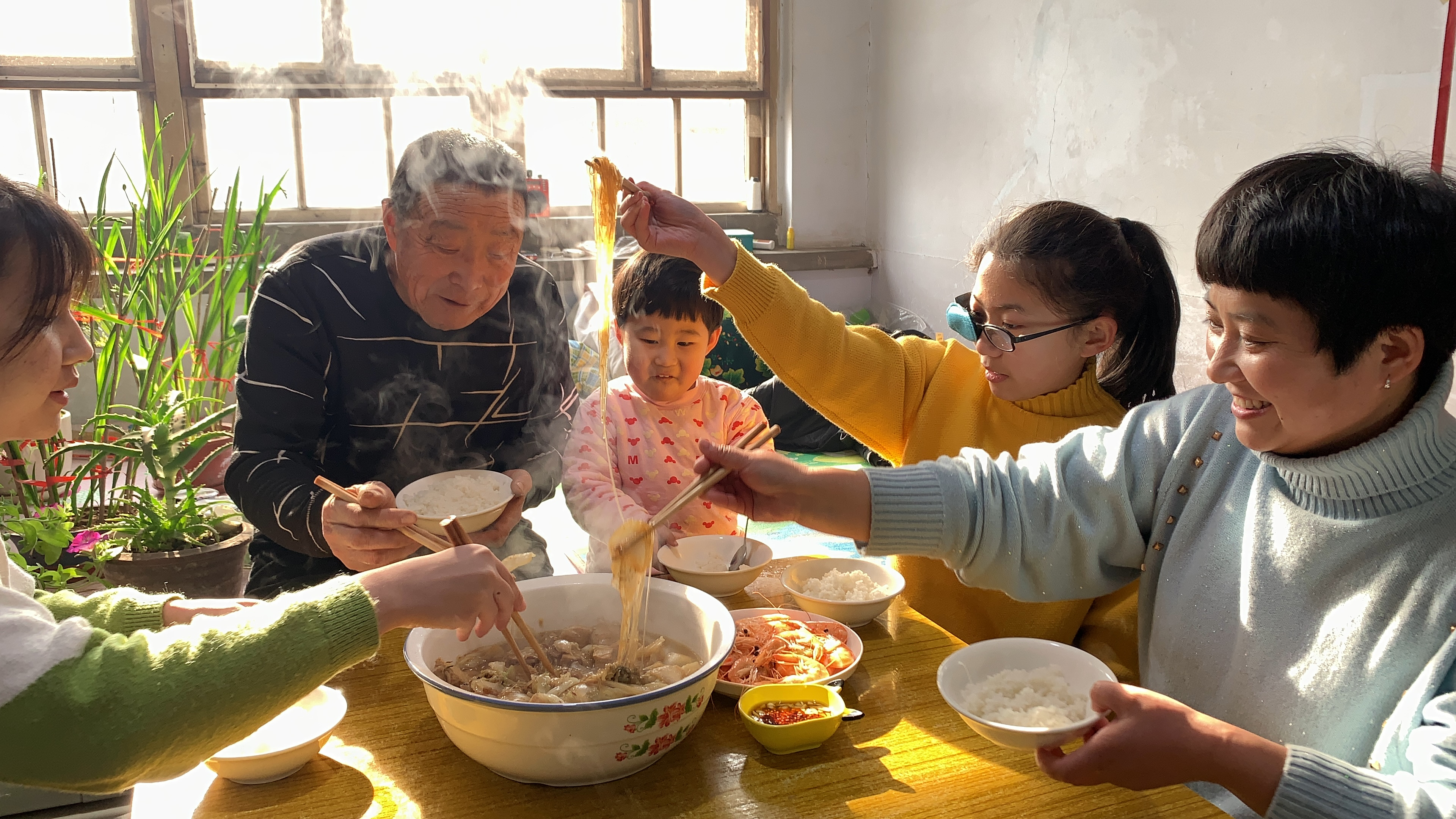 做个二舅最爱吃的白菜粉条熬冻豆腐，满满一大盆，二舅说真对味