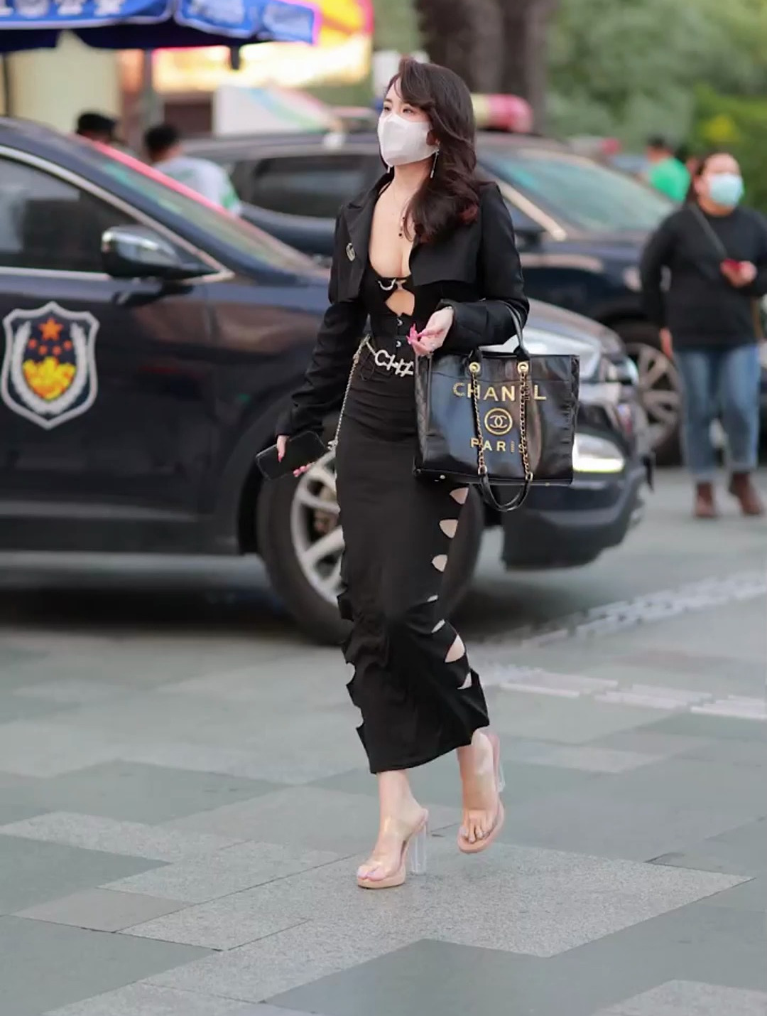 街拍美女,小姐姐身穿深v长裙,事业线傲人