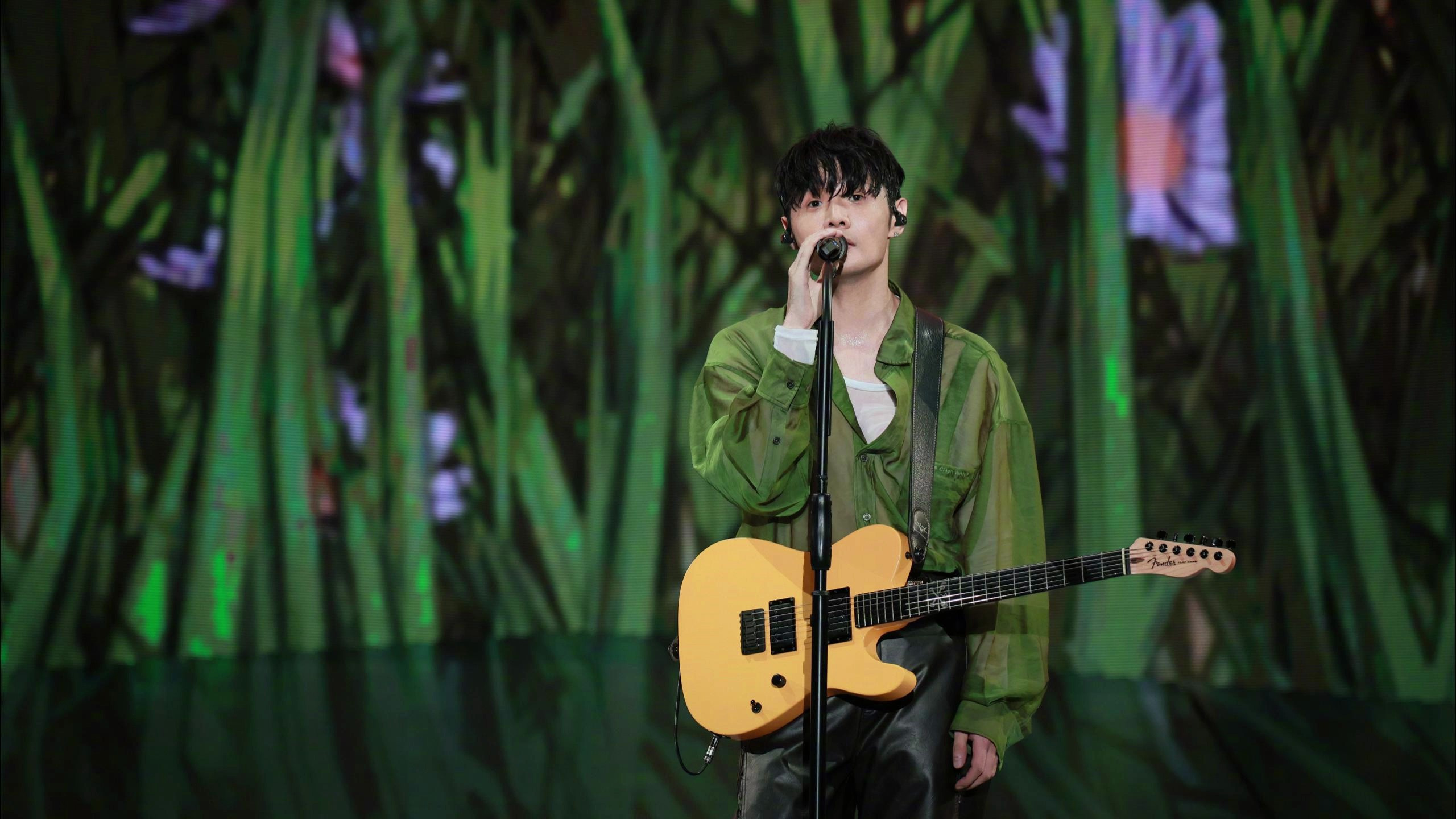 李荣浩演唱会收到100个烧饼,直呼吃不完,还得是家乡人民热情