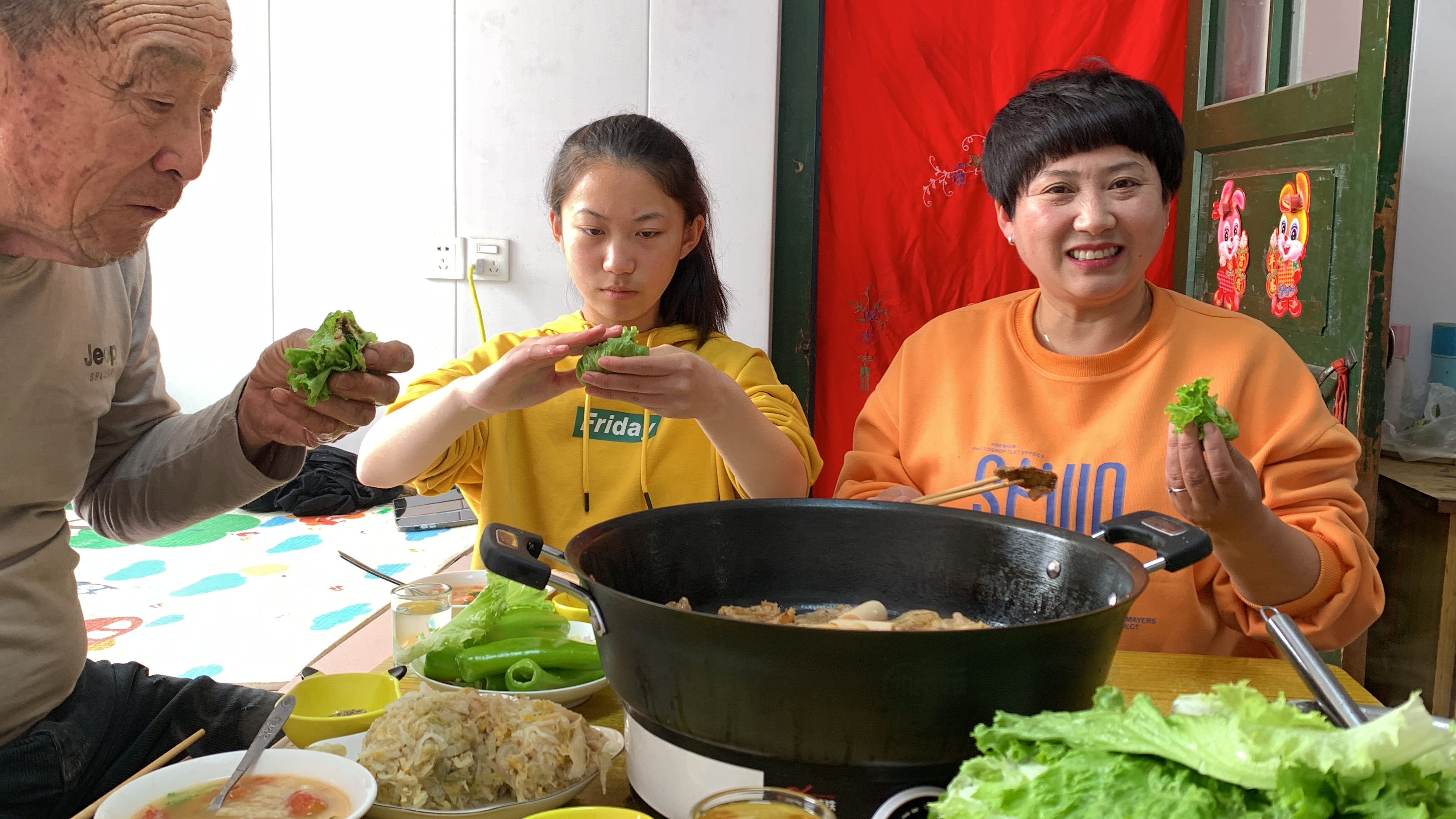 周末1家人吃1顿煎肉,快乐就是这么简单,人间烟火气,最抚凡人心