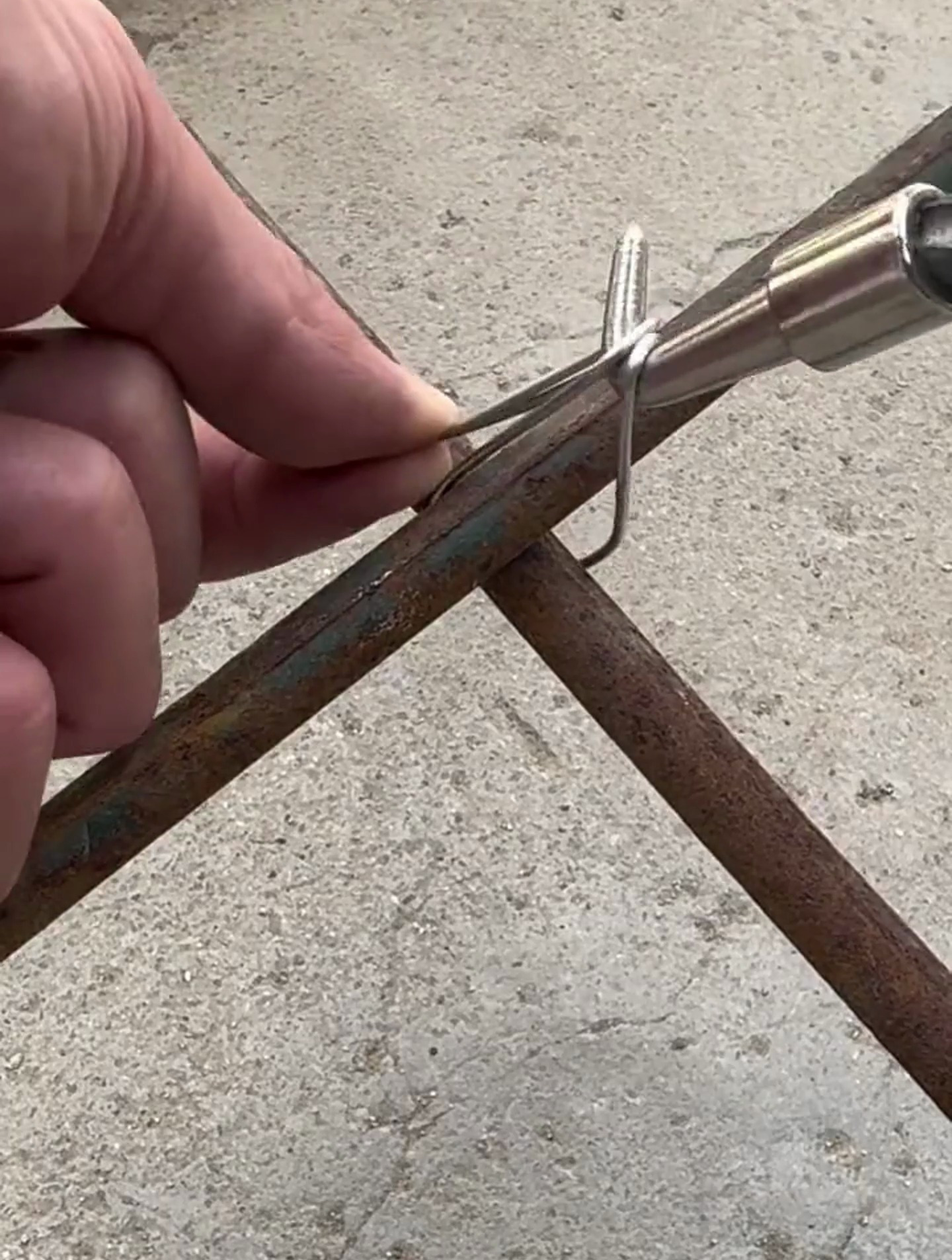 钢筋工小哥发明的半自动钢筋钩,用它捆绑钢筋快速不费力