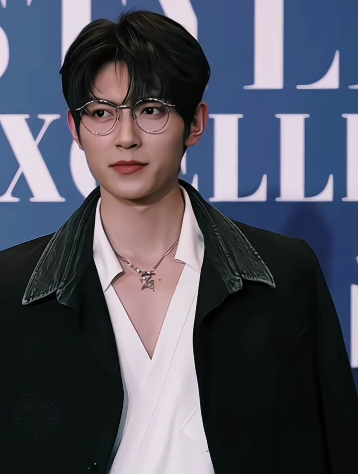 帅气酷炫的大男孩眼镜西装杀 是宝藏男孩 樊治欣的魅力太爱了