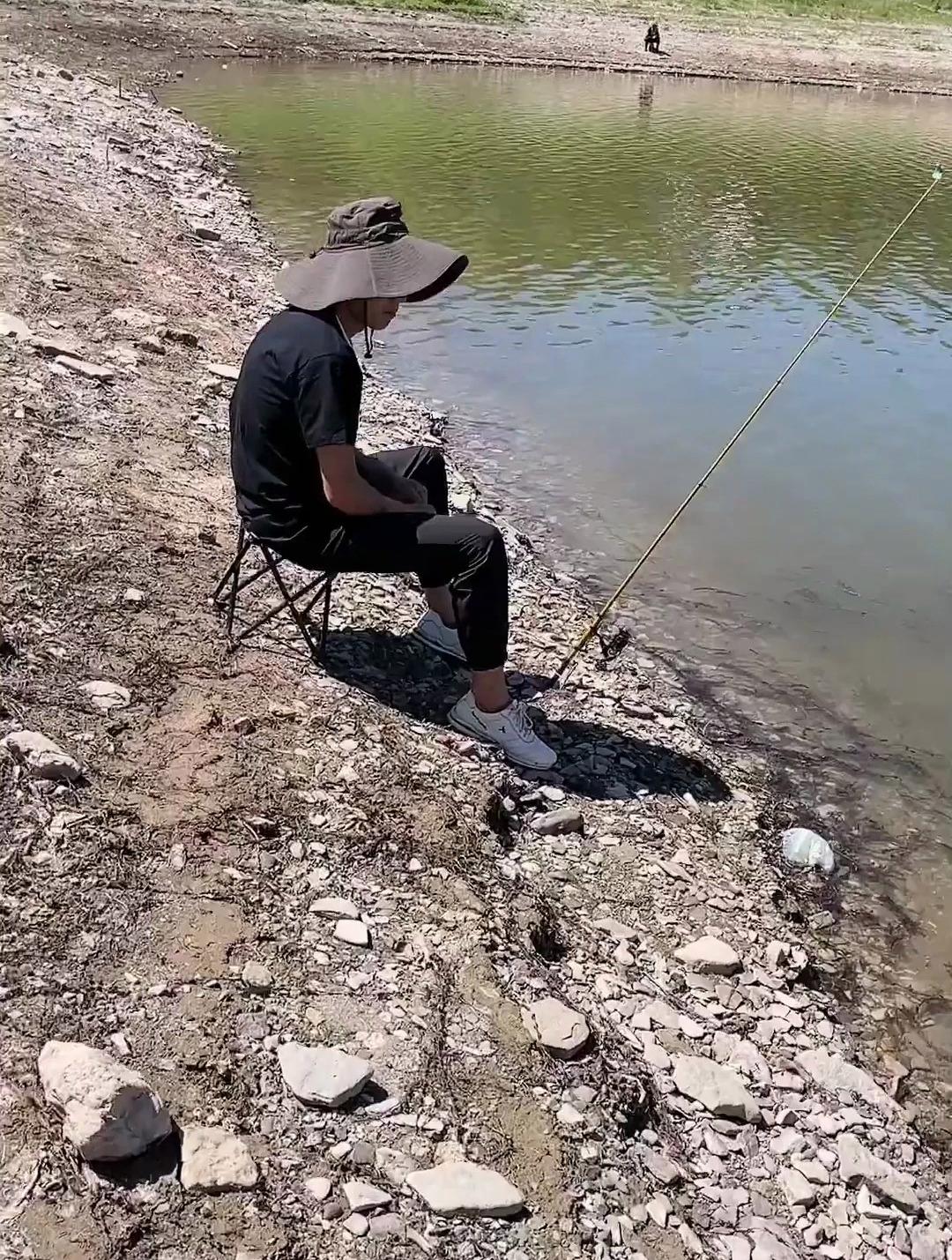 给大家看下前两天给钓友画的鱼,还不错吧画画钓鱼