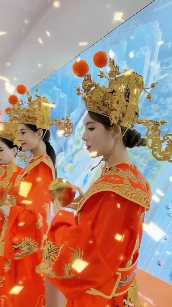 新城控股武汉蔡甸吾悦广场美女财神巡游视频