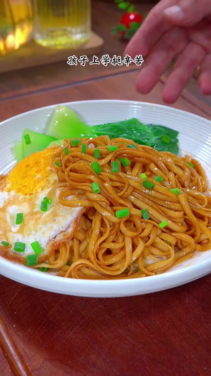 孩子早餐不知道吃什么,你就做这个葱香浓郁的葱油拌面,简单营养