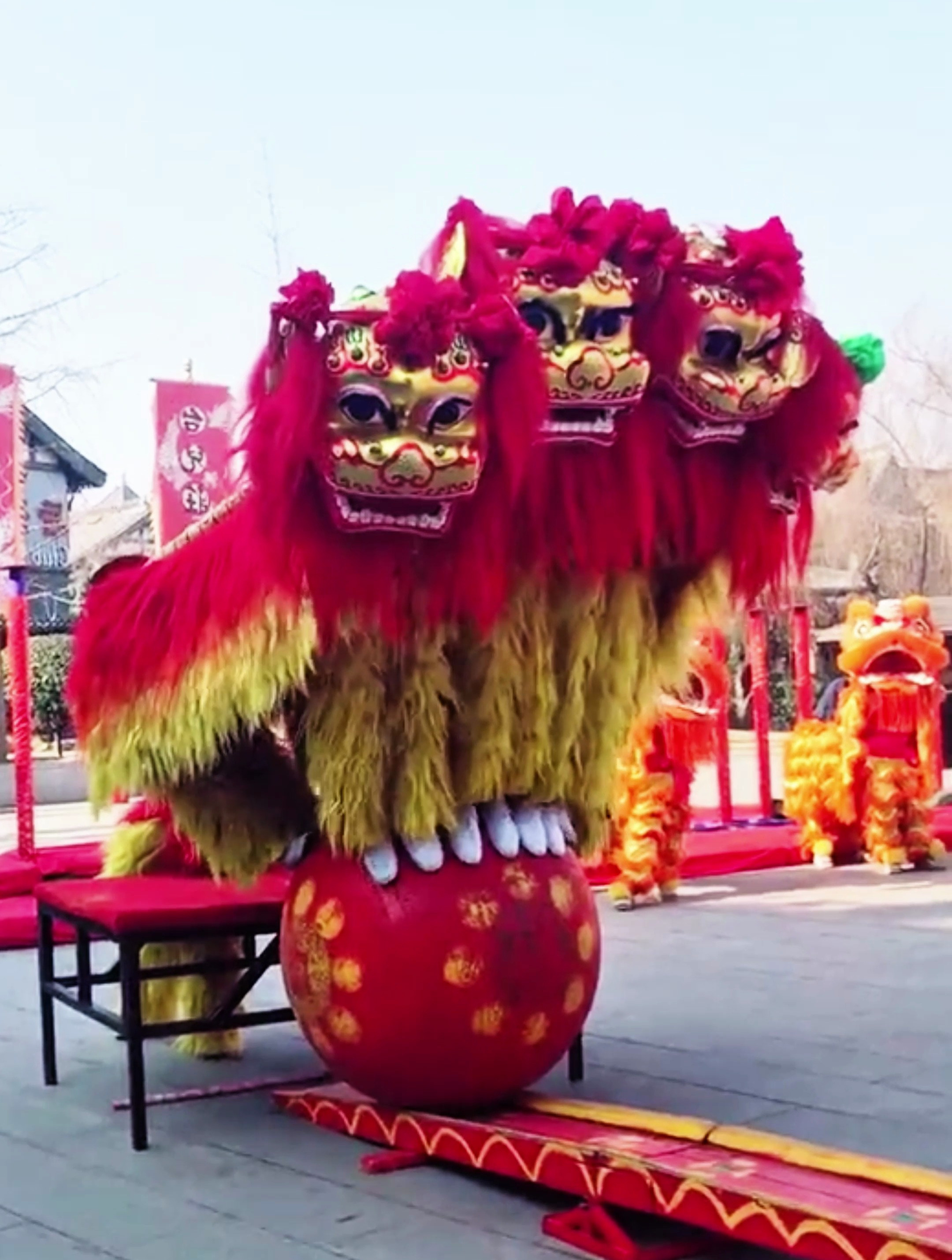 狮子滚绣球,这三个小哥哥太厉害了,是不是有点难!