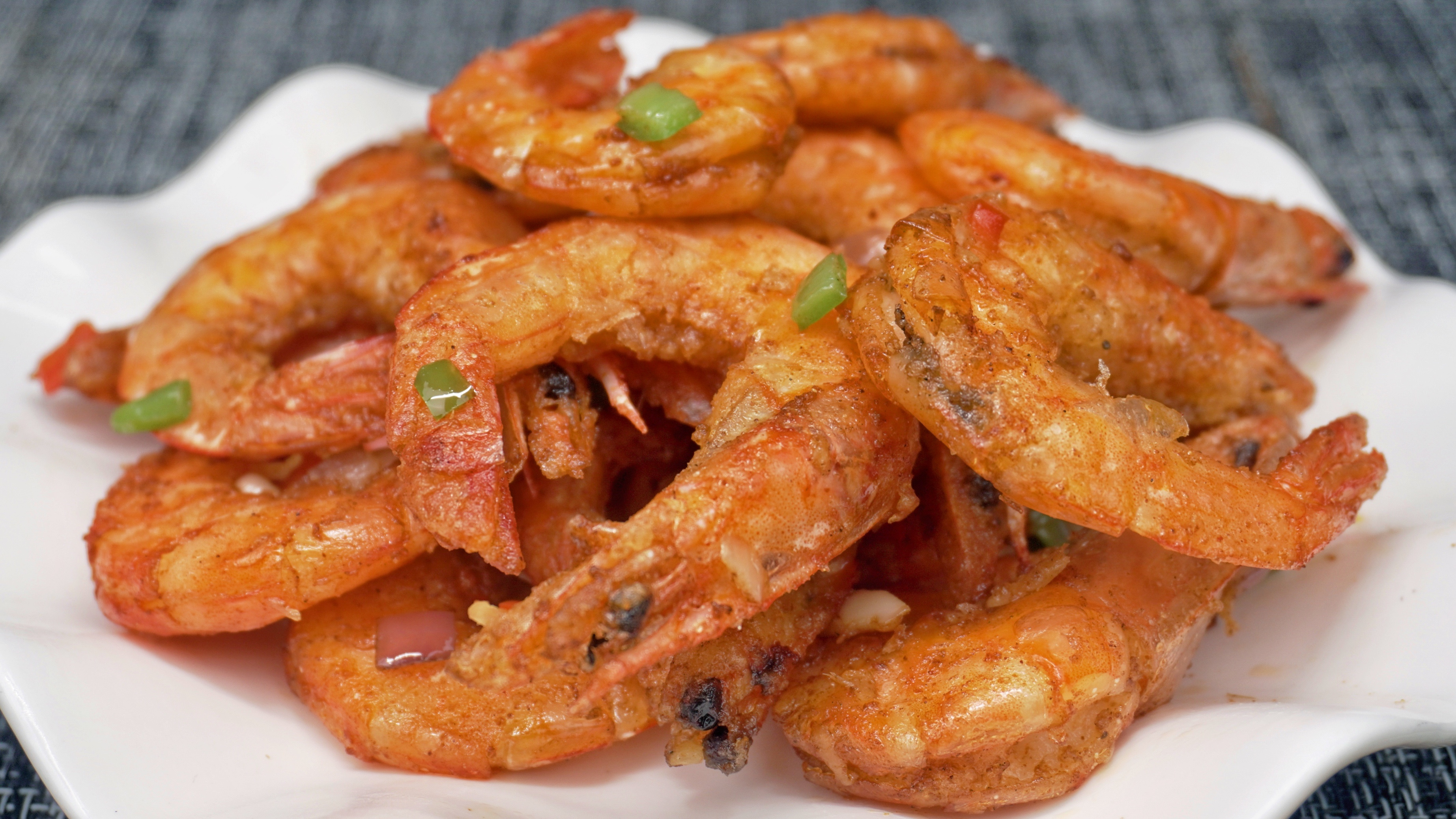 厨师长教你椒盐虾的家常做法，步骤详细，焦香酥脆下酒又下饭，香