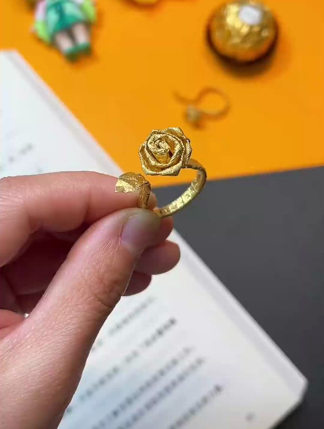 用巧克力纸,做一个好看的玫瑰花戒指,送给你喜欢的人吧!