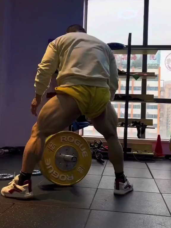 现实版的牛蛙腿 肌肉男