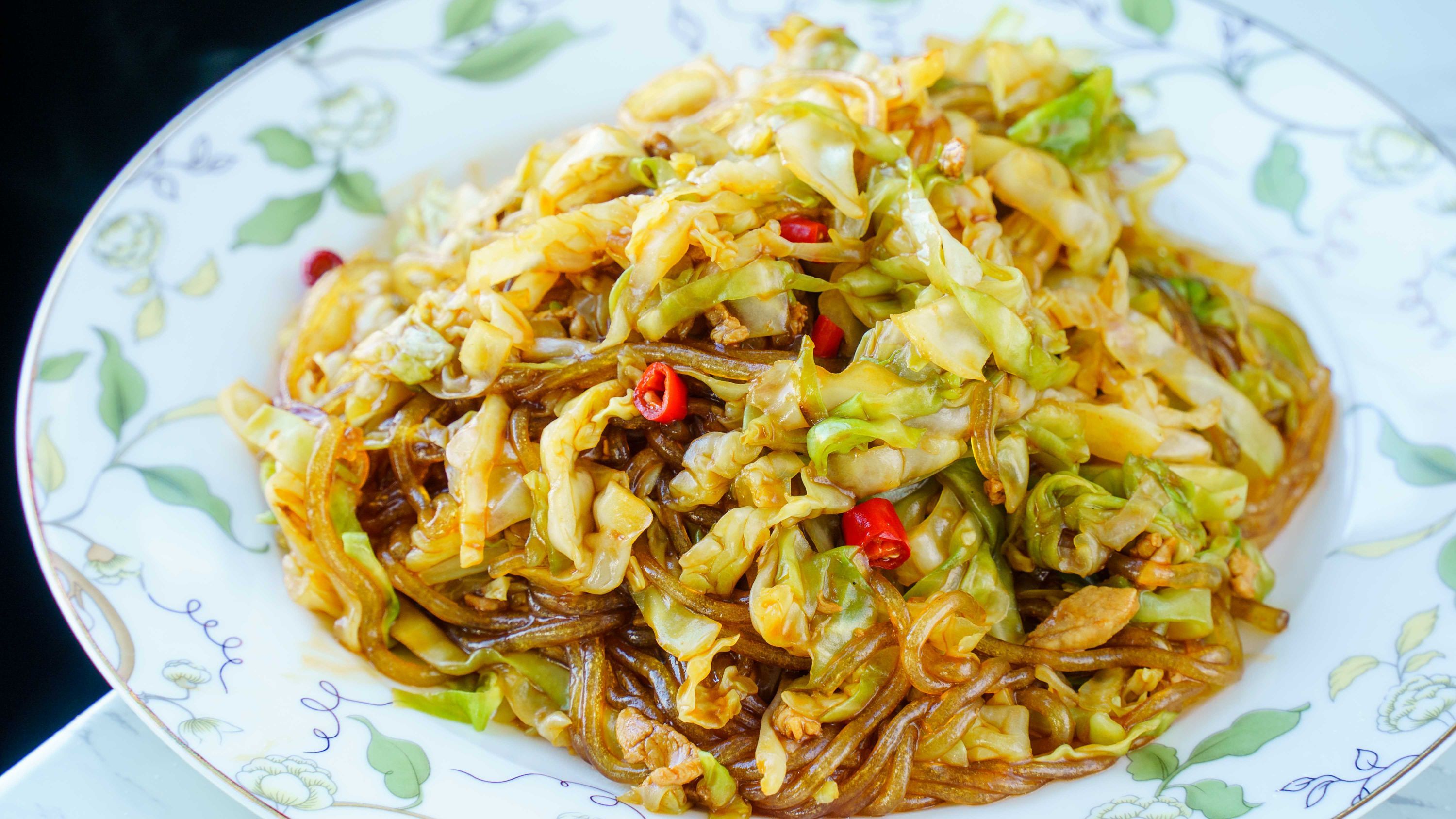 包菜肉丝炒粉丝做法?掌握这个技巧,不粘锅不坨,太下饭!