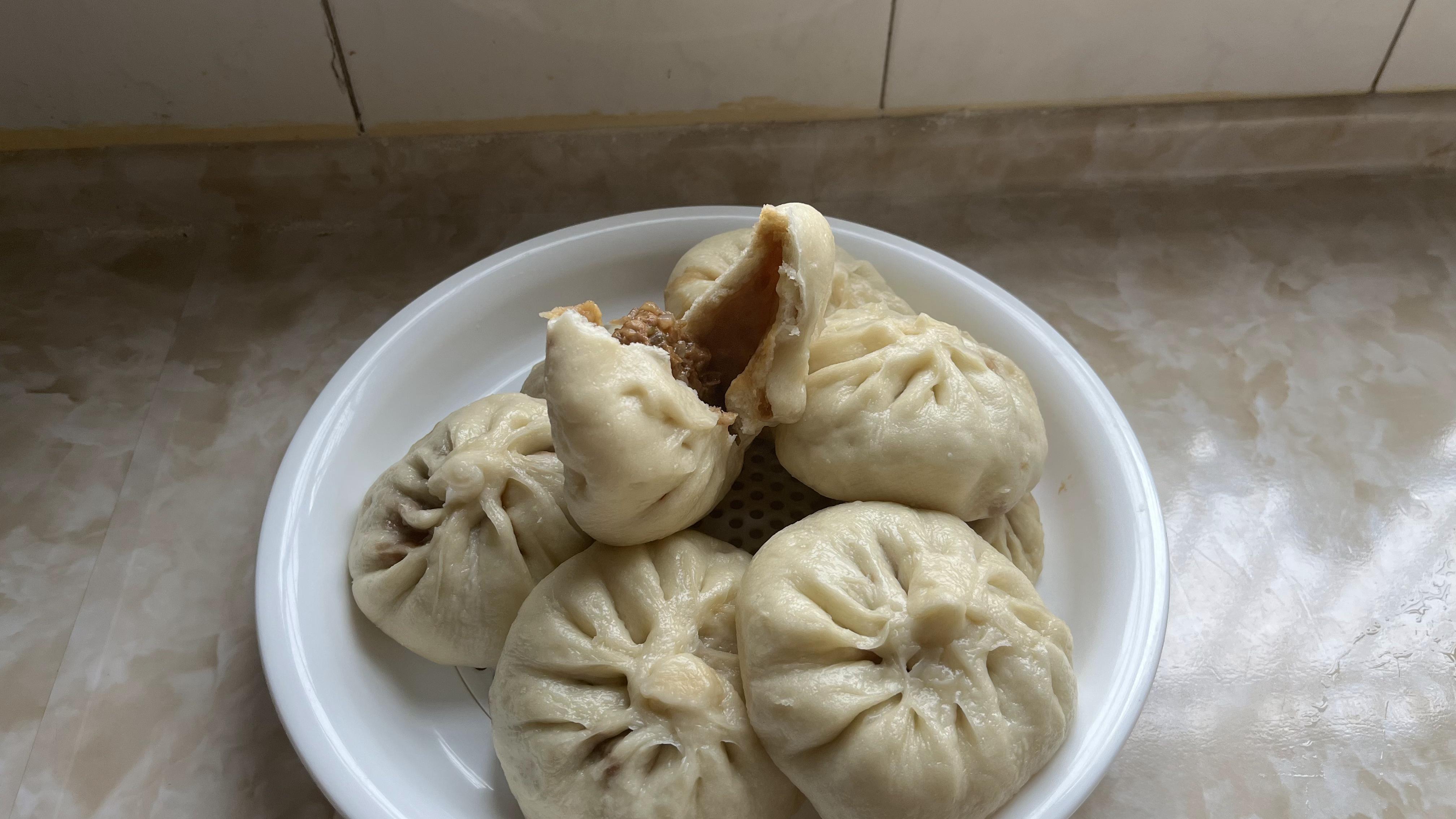 今天做个猪肉洋葱发面大包子,面皮蜂窝吸饱了满满的酱香汁