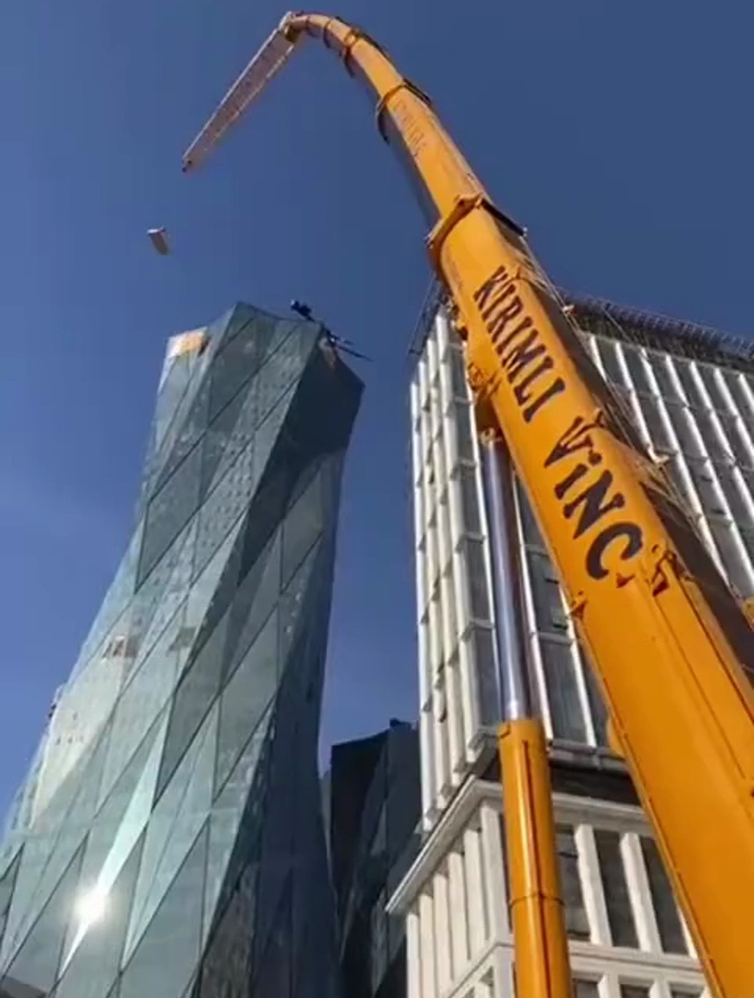 中国制造的吊车就说牛,吊臂都弯成这样了,还一样用-度小视