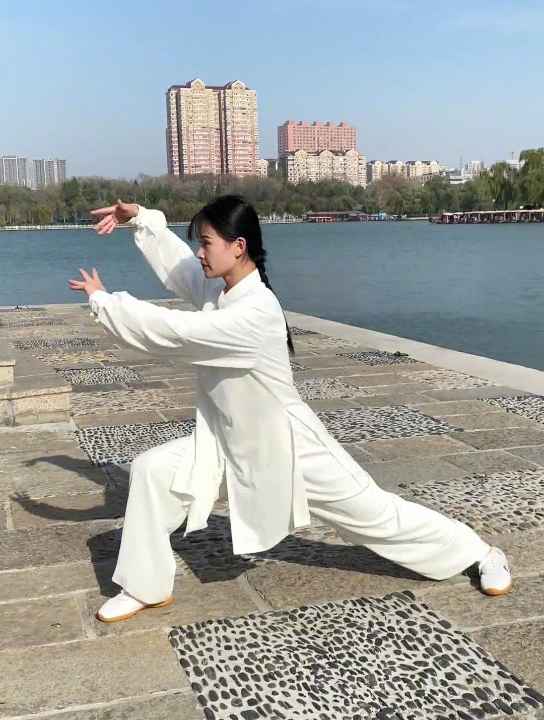 练习太极拳行功走架,动作的开合应连续自然,以腰为轴手眼相应