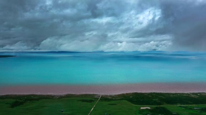 [图]航拍青海湖：雨后南岸，现“金镶玉”奇观