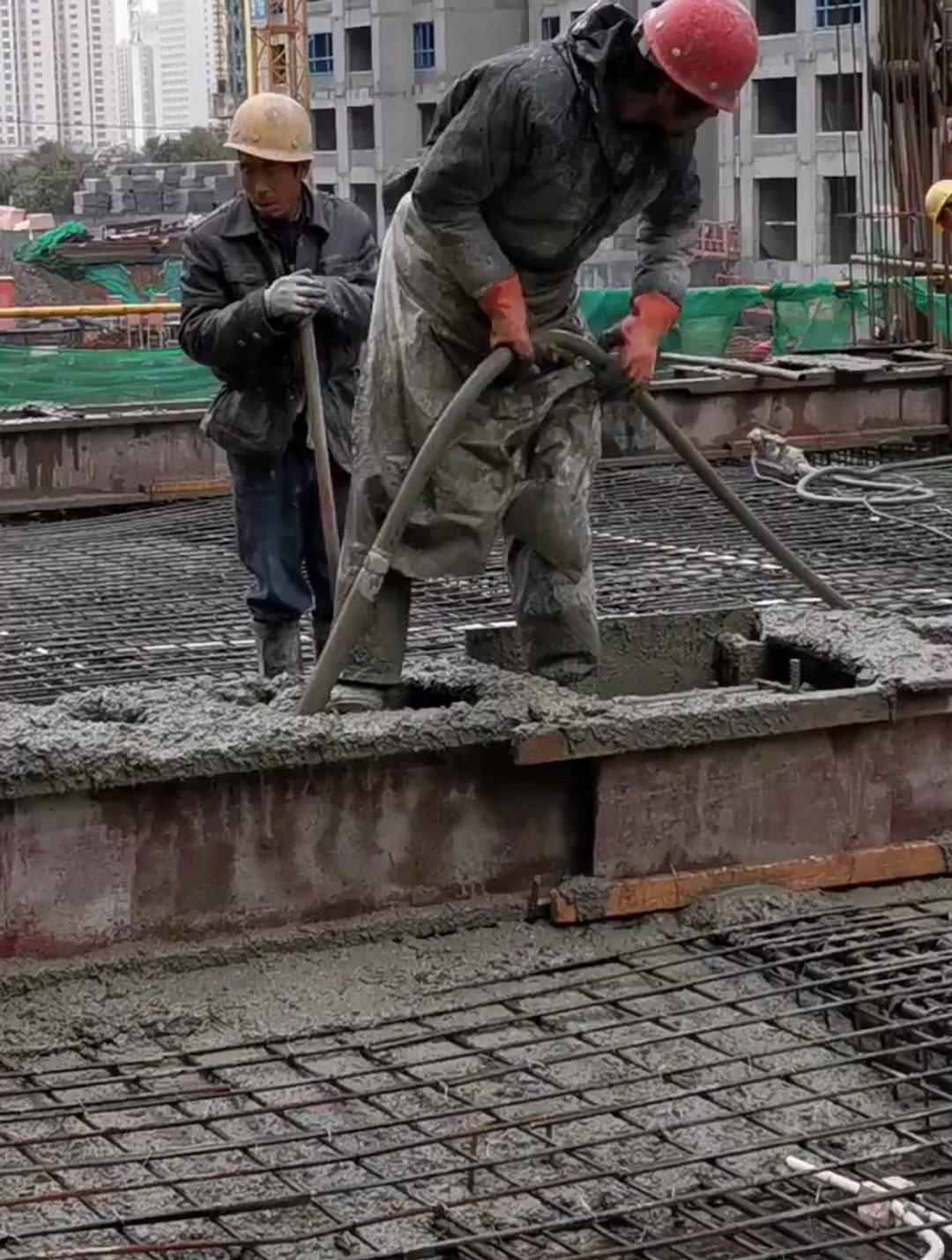 干着最脏的活赚着干净的钱,浇筑混凝土的工人兄弟,他们容易吗?