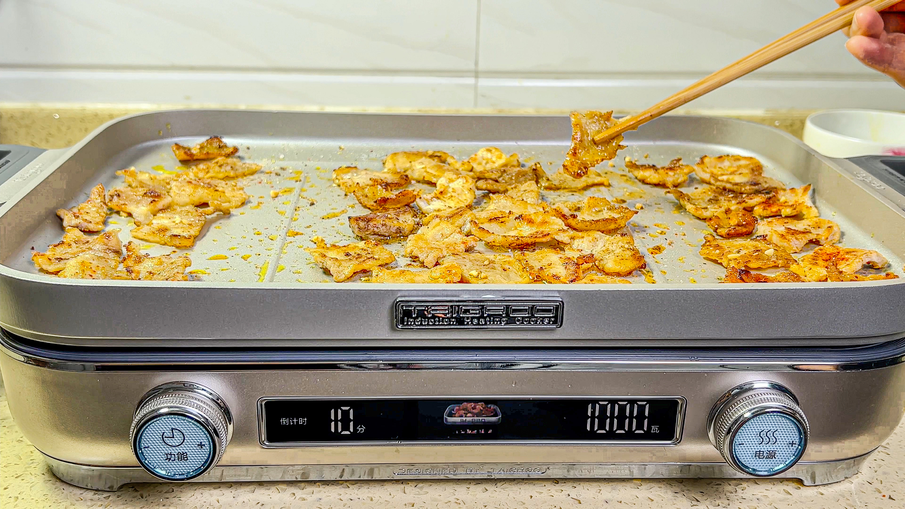 吃烤肉涮火锅去饭店太贵,家里有这口锅就搞定,方便好用还省钱