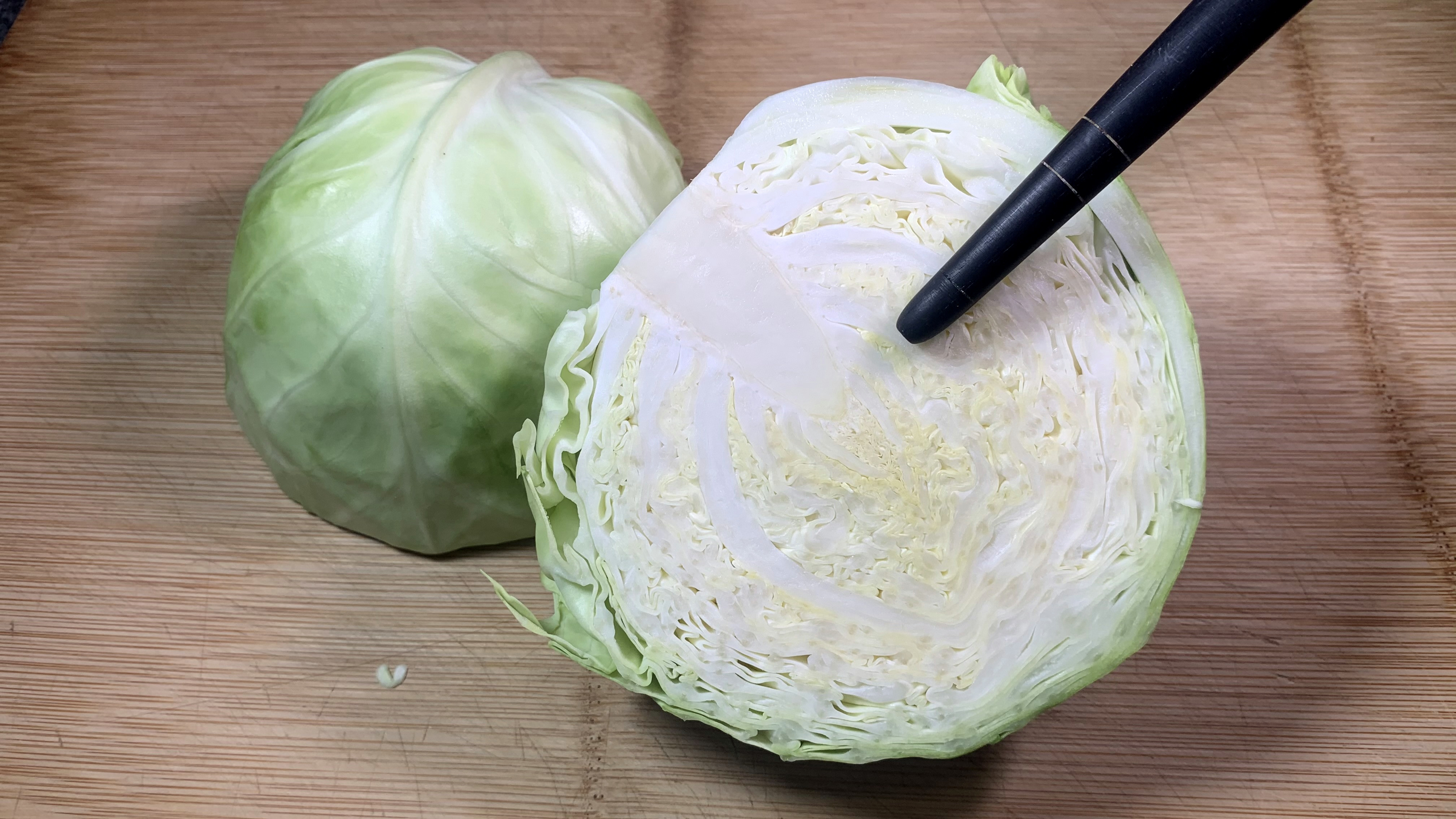 炒包菜时,切记不要直接下锅炒,教你一招,清脆爽口,好吃又下饭