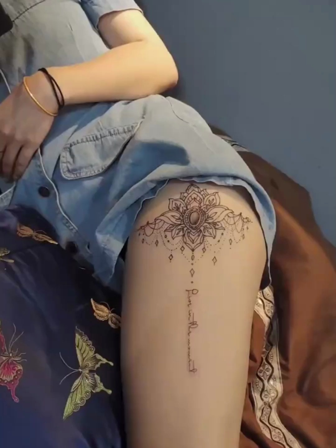 大腿上纹身的小姐姐,身材娇小,有种邻家女孩的感觉!