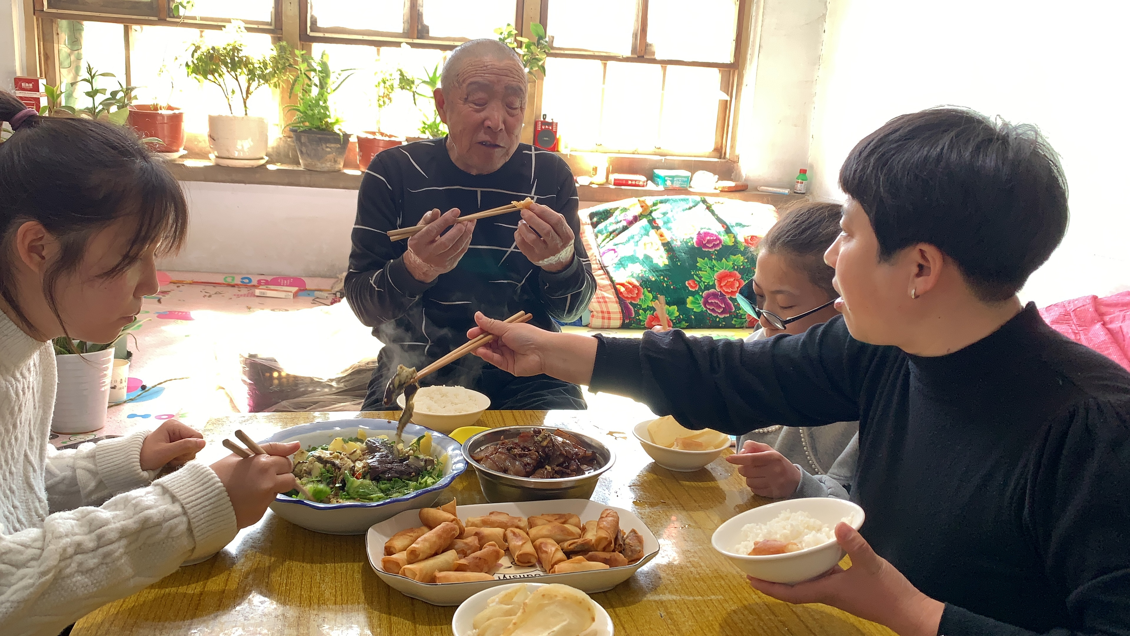 午饭简简单单,酸菜片肉,炸水果卷,再做个拌菜,有荤有素,美味