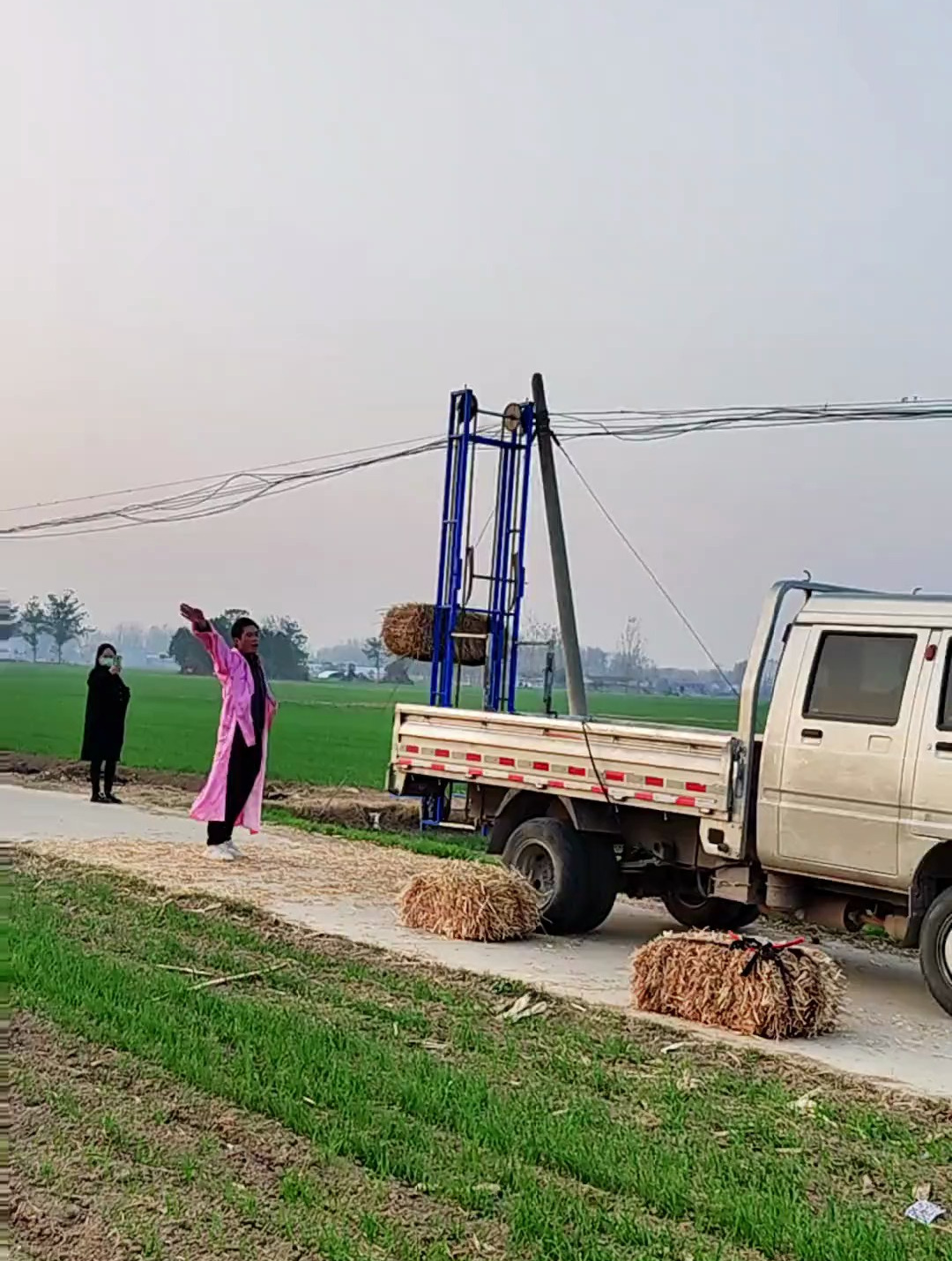 可以一邊走一邊裝車的方草捆裝車神器