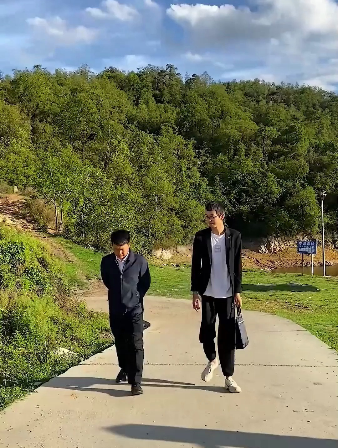 罚这个夕阳青年蹬一个月马步