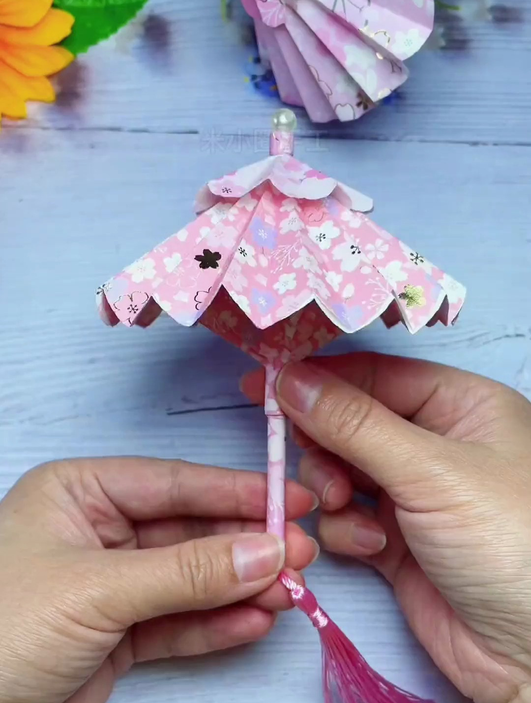 折纸雨伞 可以伸缩的雨伞 快安排一个给你的闺蜜吧 折纸-度小视