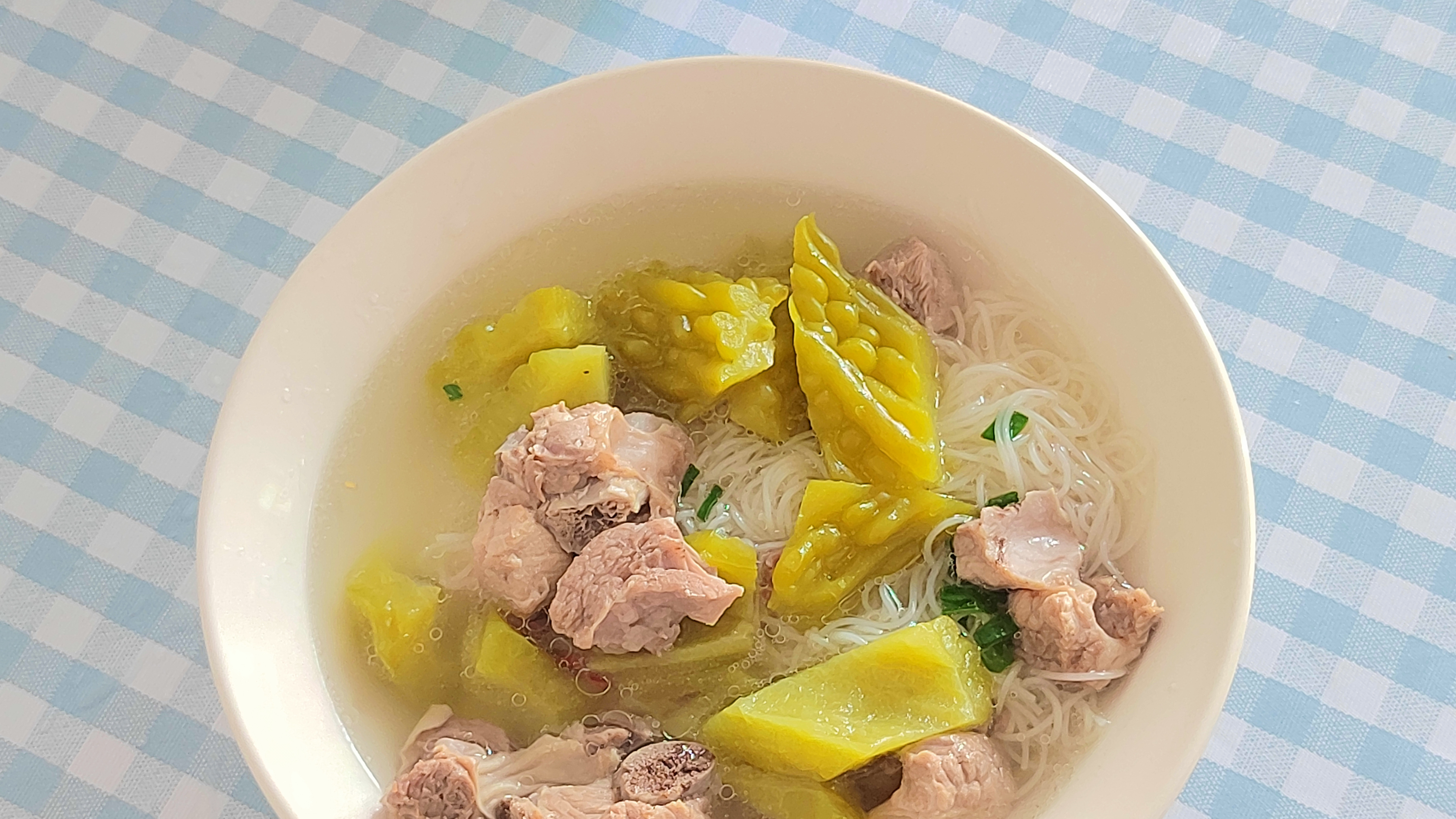 天气太热,中午来一碗苦瓜排骨米粉汤降降火吧